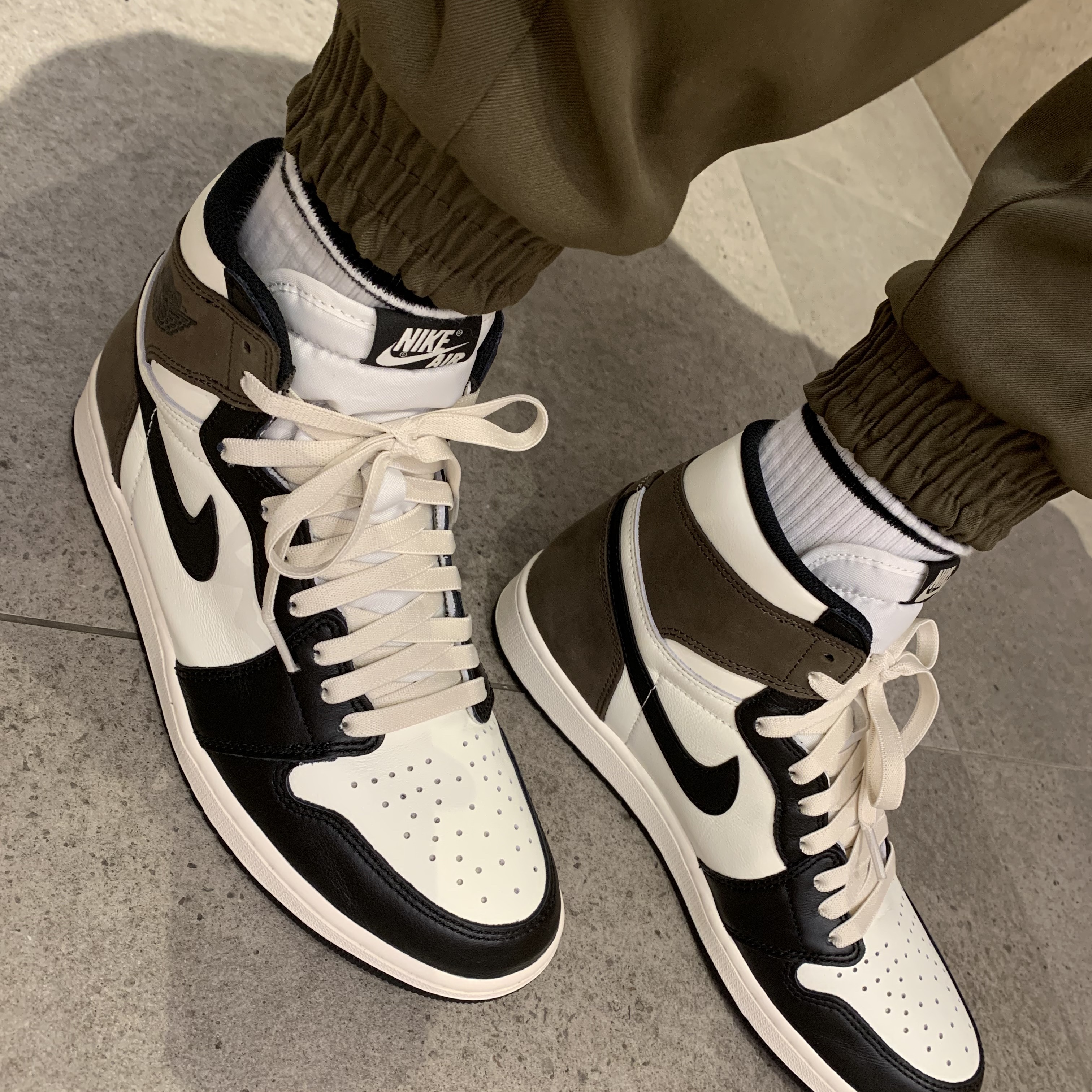 Jordan 1 Retro High OG Black Mocha 착용 스타일 - 3