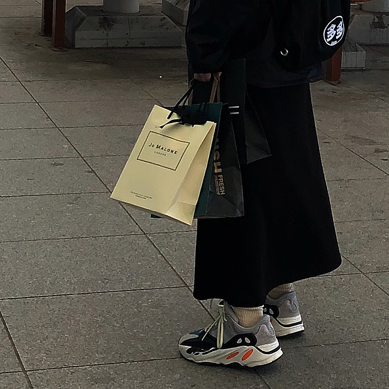 Adidas Yeezy Boost 700 Wave Runner Solid Grey 2017/2019 착용 스타일