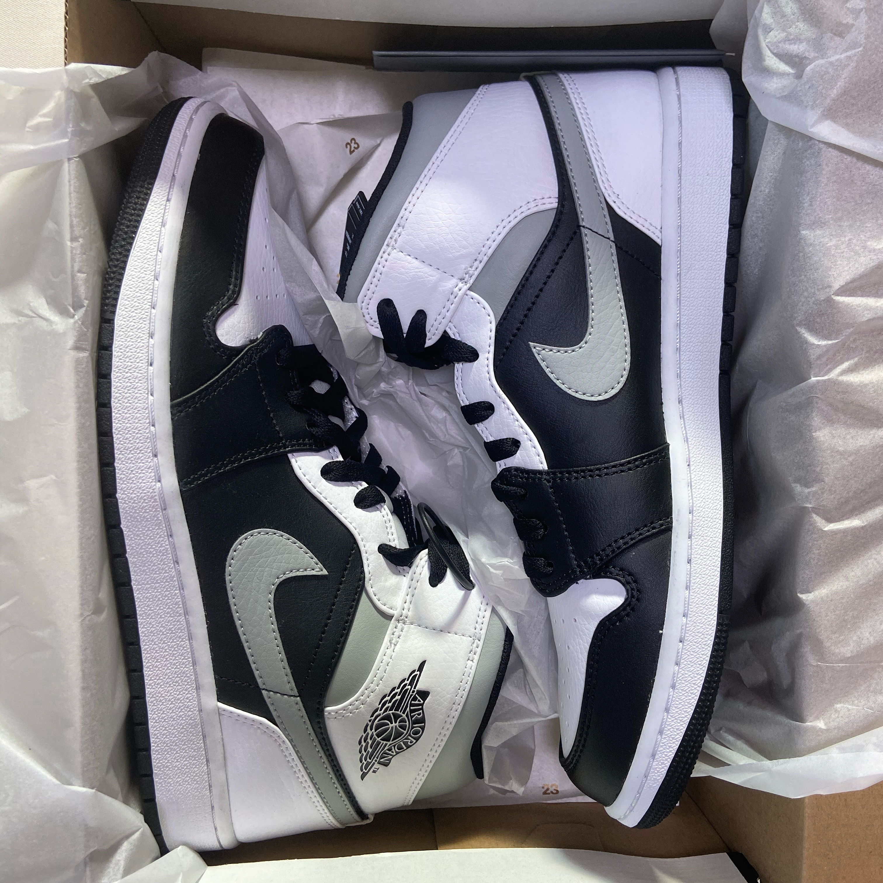 Jordan 1 Mid White Shadow 착용 스타일