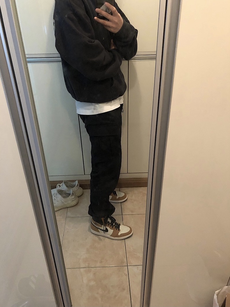 Jordan 1 Retro High Rookie of the Year, Adidas Yeezy Boost 350 V2 Cream/Triple White 착용 스타일