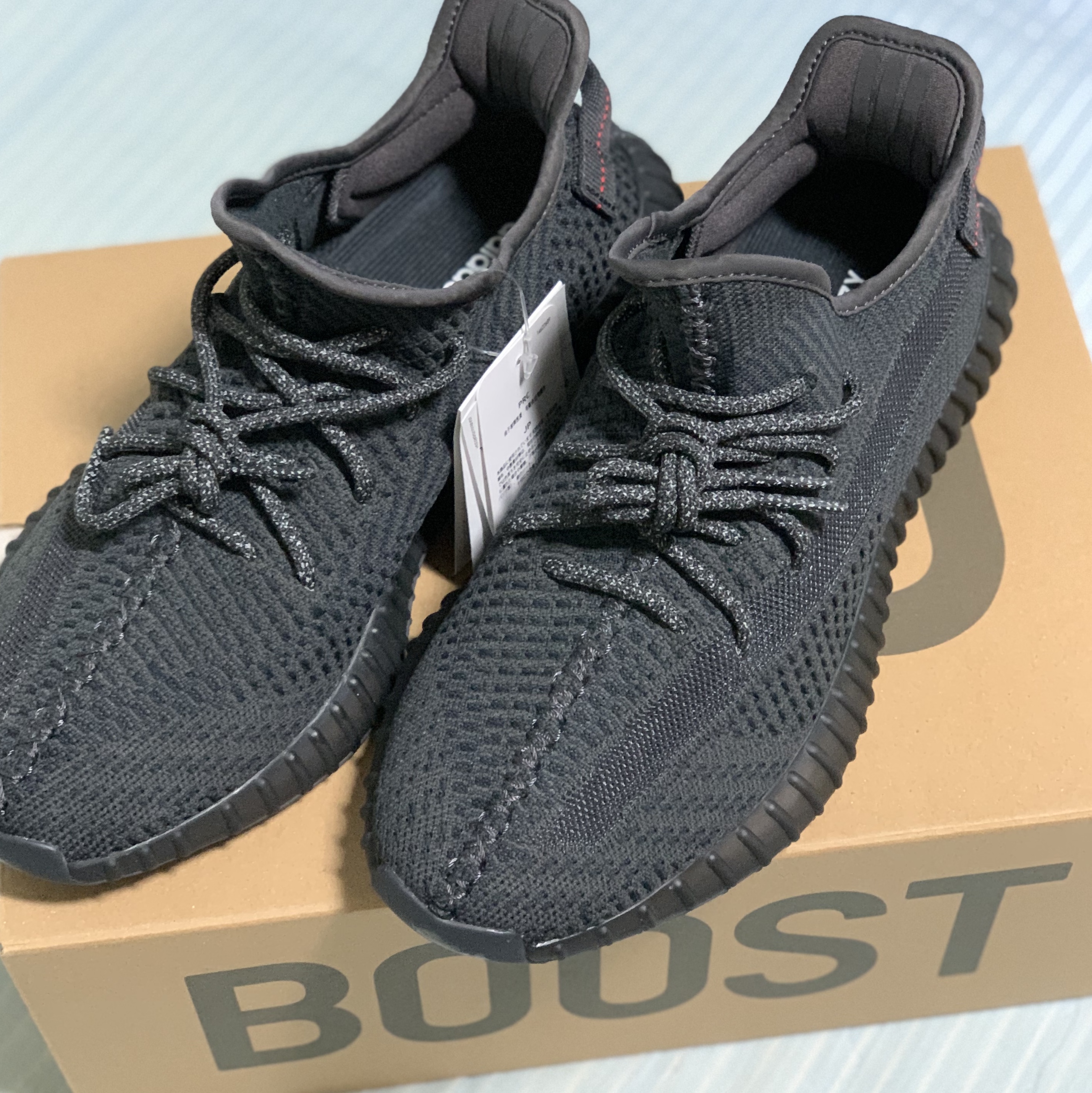 Adidas Yeezy Boost 350 V2 Black - Non-Reflective 착용 스타일