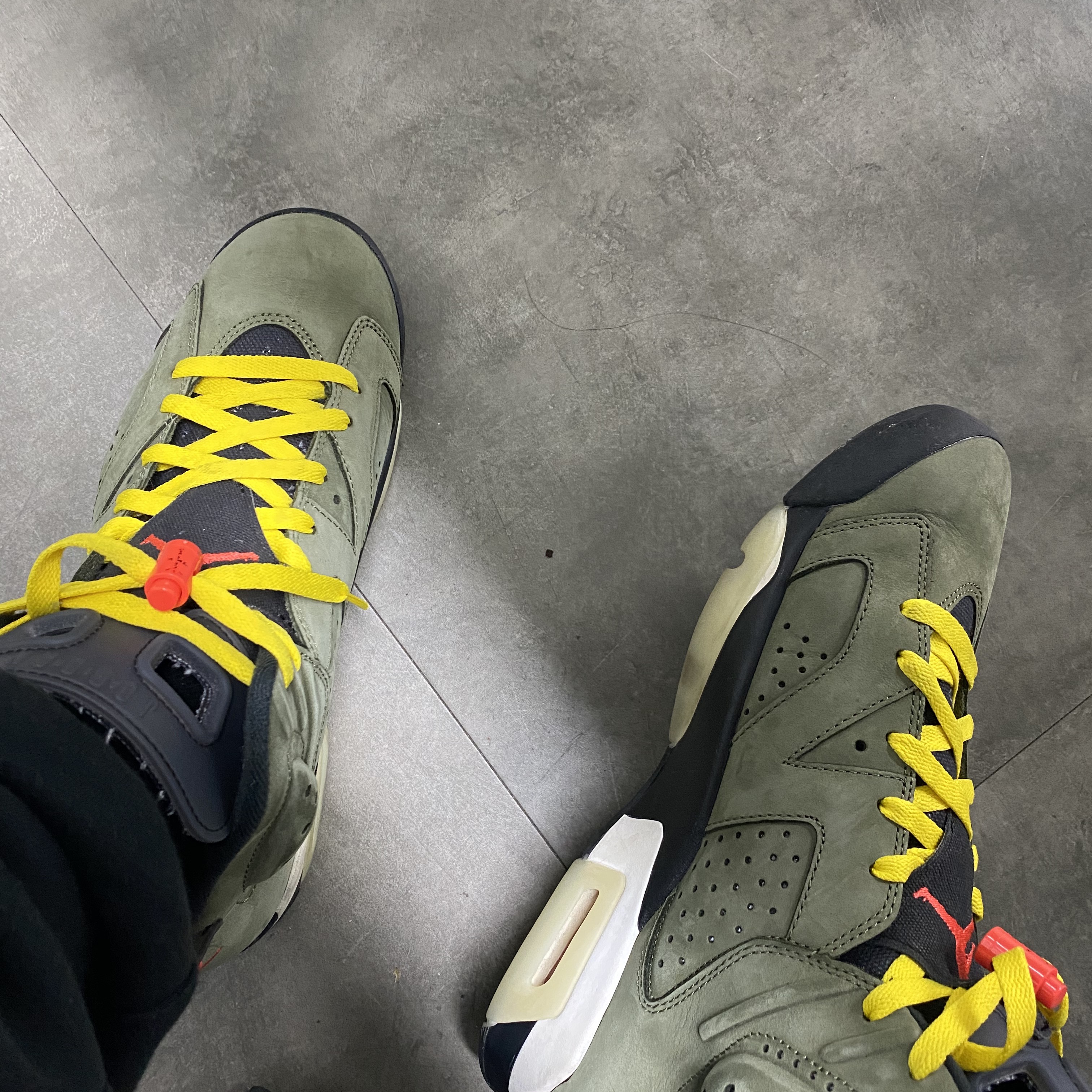 Jordan 6 x Travis Scott Retro Olive 착용 스타일