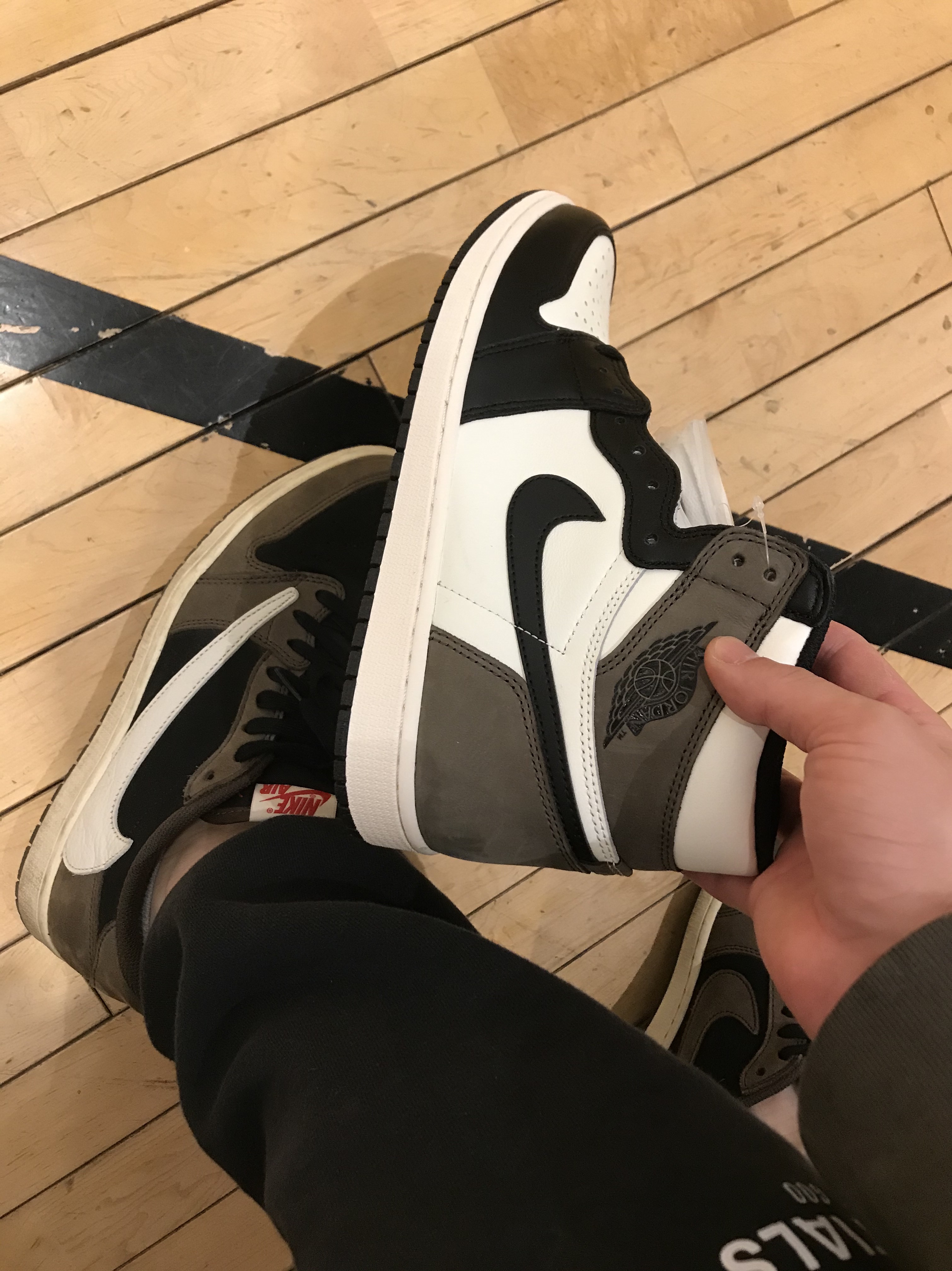 Jordan 1 x Travis Scott Retro Low OG SP Mocha, Jordan 1 Retro High OG Black Mocha 착용 스타일 - 1