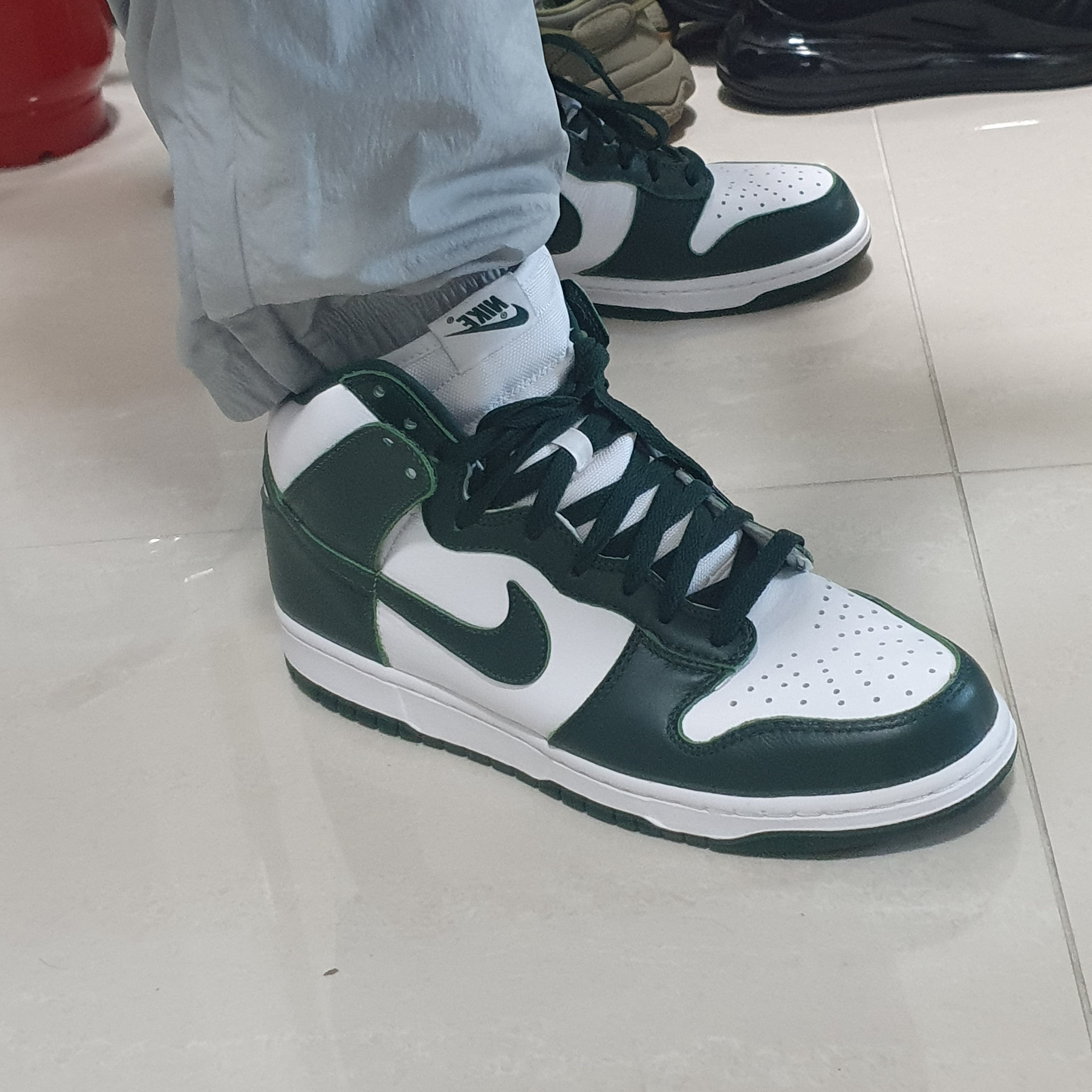 Nike Dunk High SP Spartan Green 착용 스타일