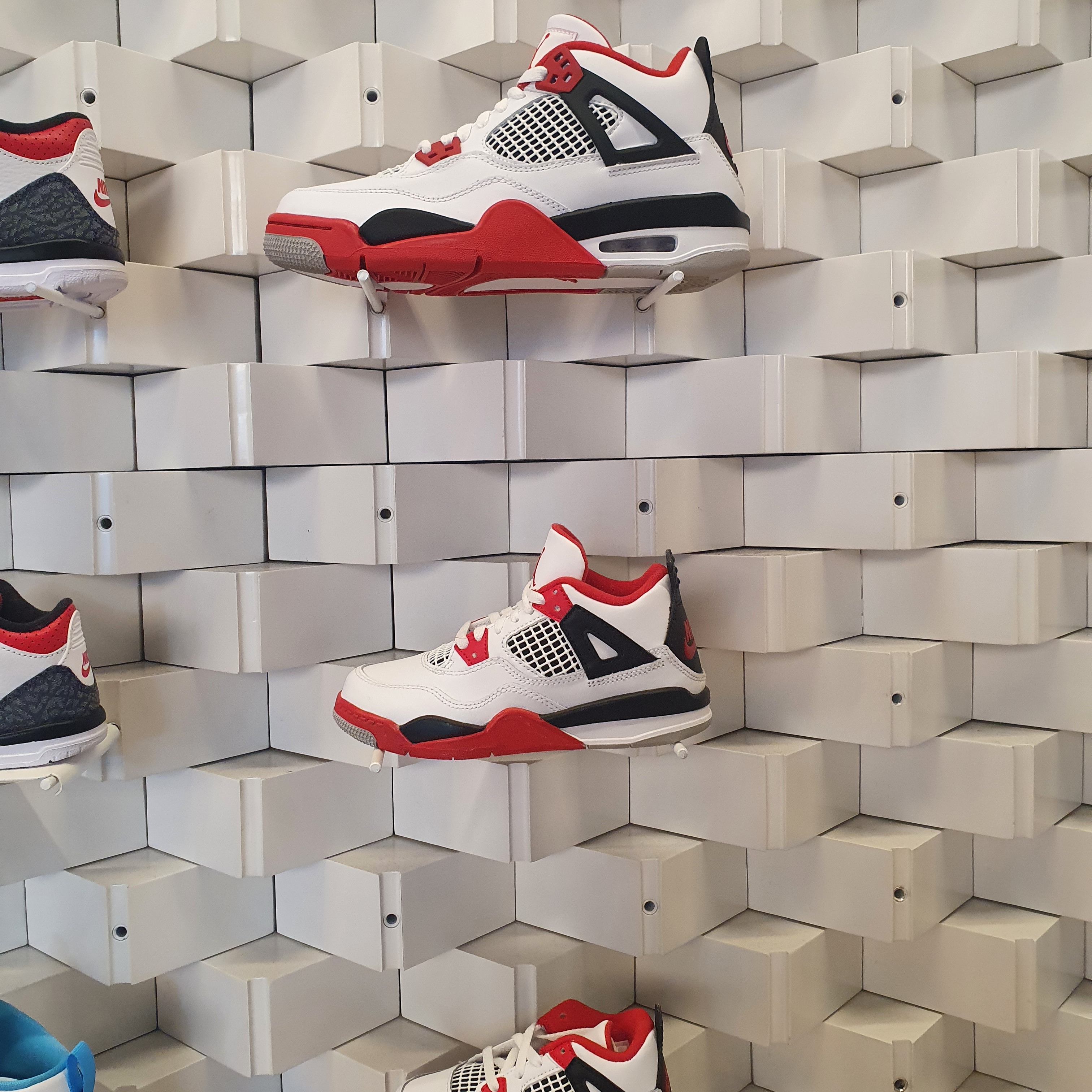 Jordan 4 Retro OG Fire Red 2020 착용 스타일 - 3