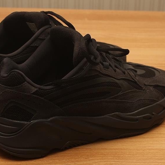 Adidas Yeezy Boost 700 V2 Vanta 2019 착용 스타일 - 3