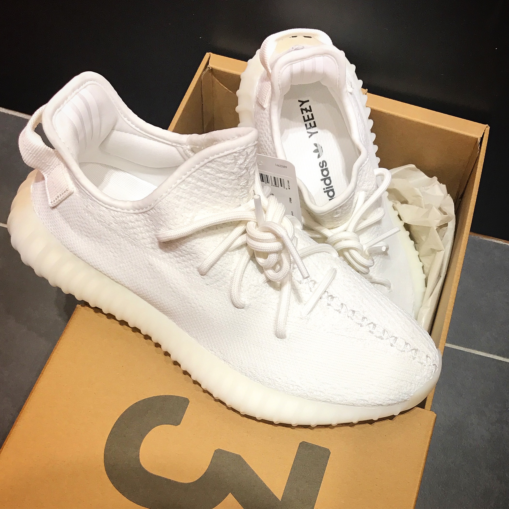 Adidas Yeezy Boost 350 V2 Cream/Triple White 착용 스타일