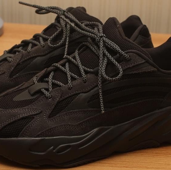 Adidas Yeezy Boost 700 V2 Vanta 2019 착용 스타일 - 4