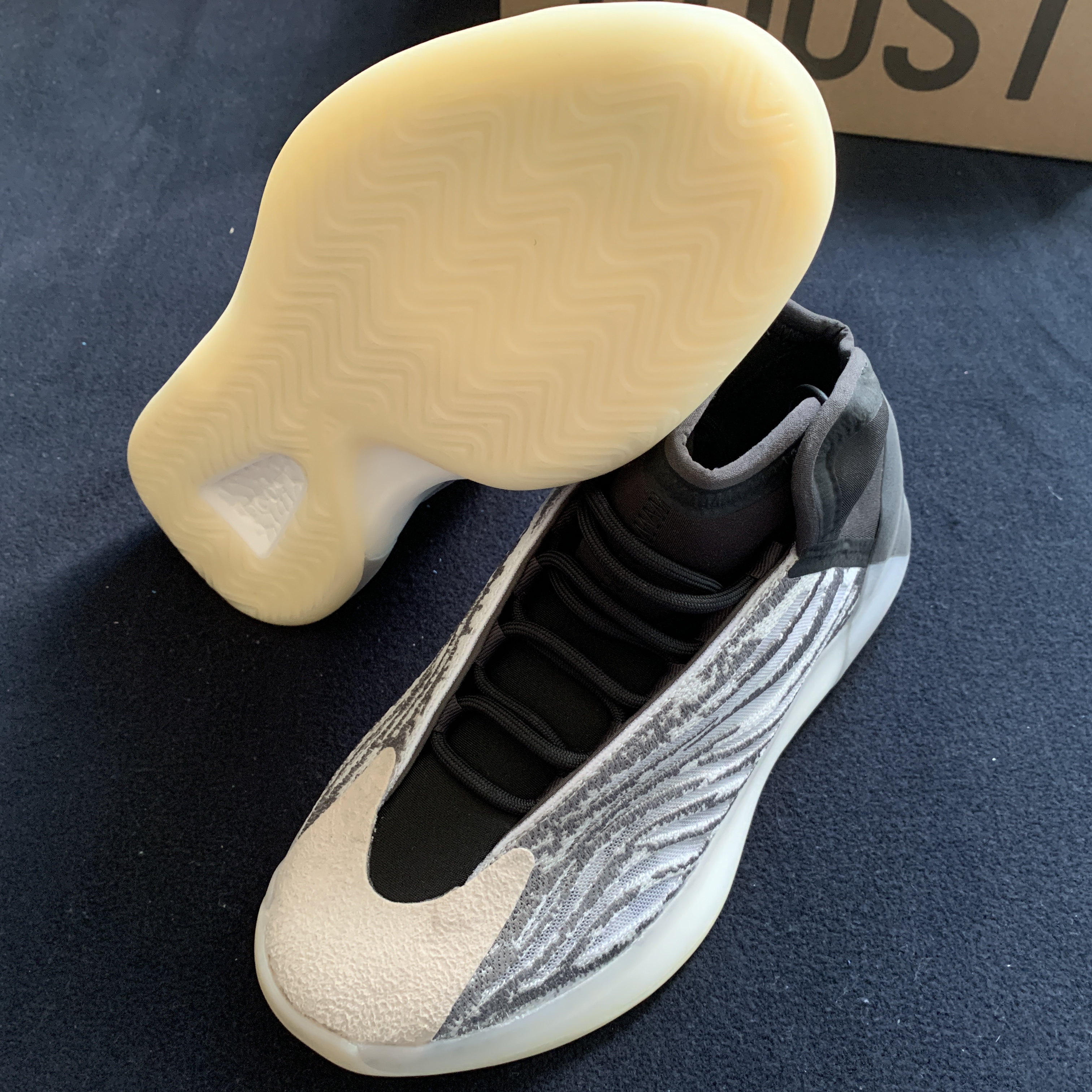 Adidas Yeezy QNTM Lifestyle 착용 스타일