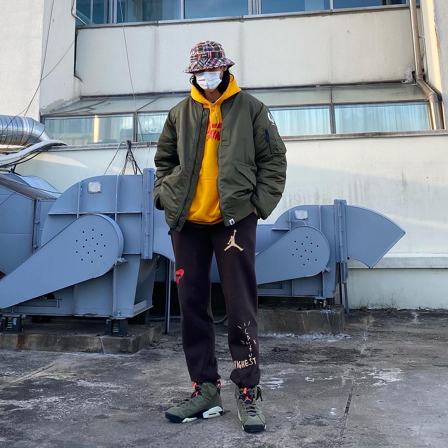 Jordan 6 x Travis Scott Retro Olive 착용 스타일 - 1