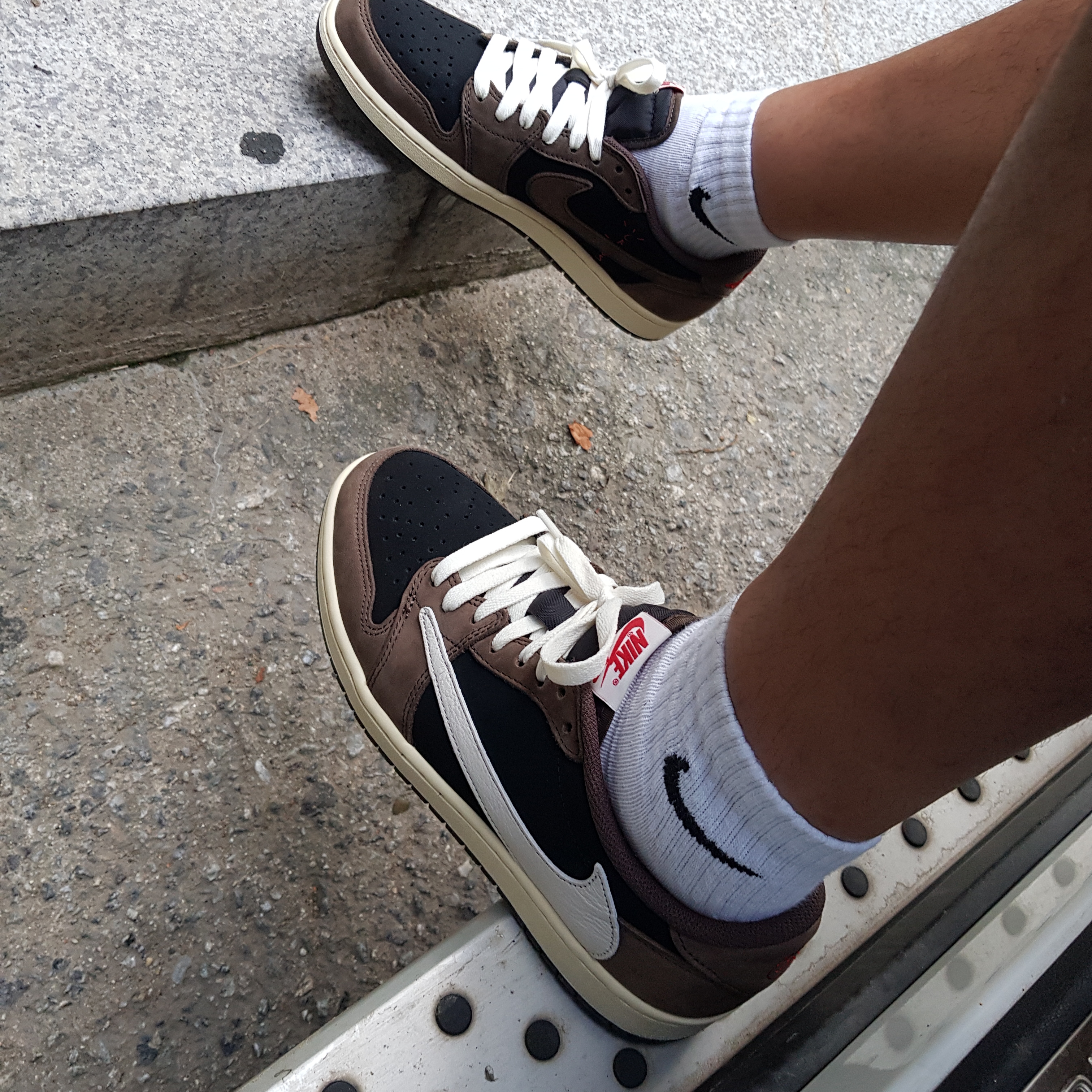 Jordan 1 x Travis Scott Retro Low OG SP Mocha 착용 스타일 - 1