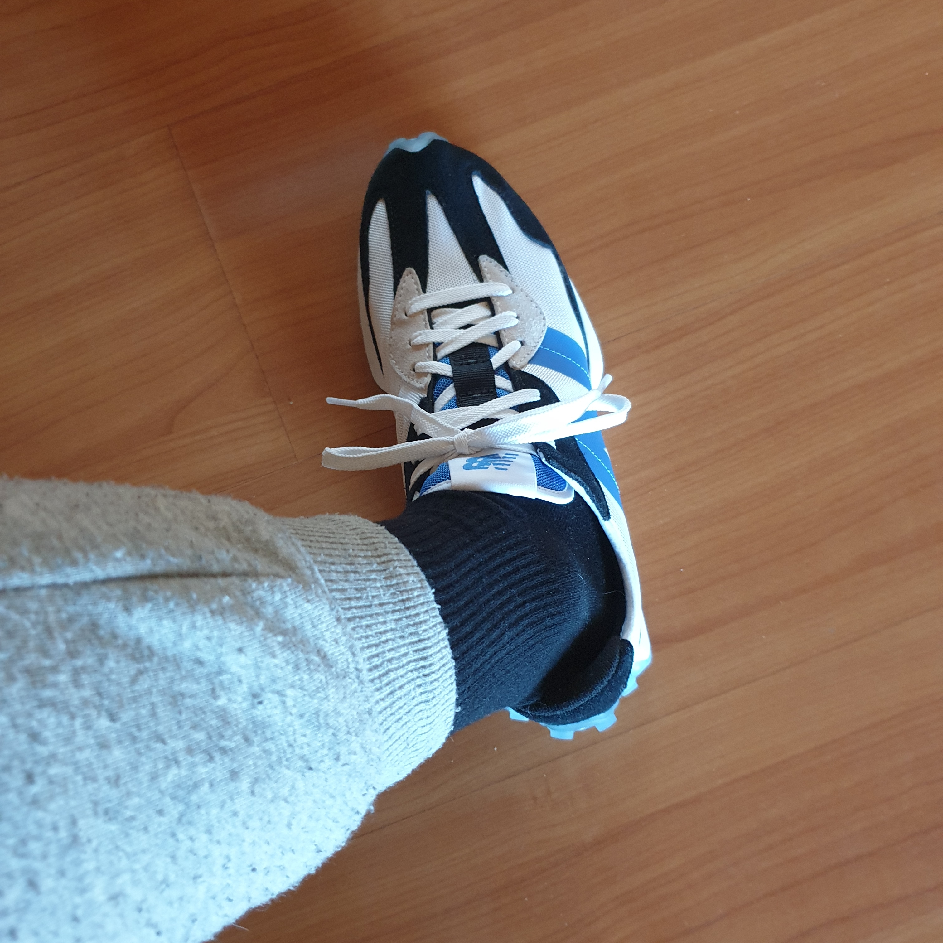 New Balance 327 White Black Blue 착용 스타일 - 2