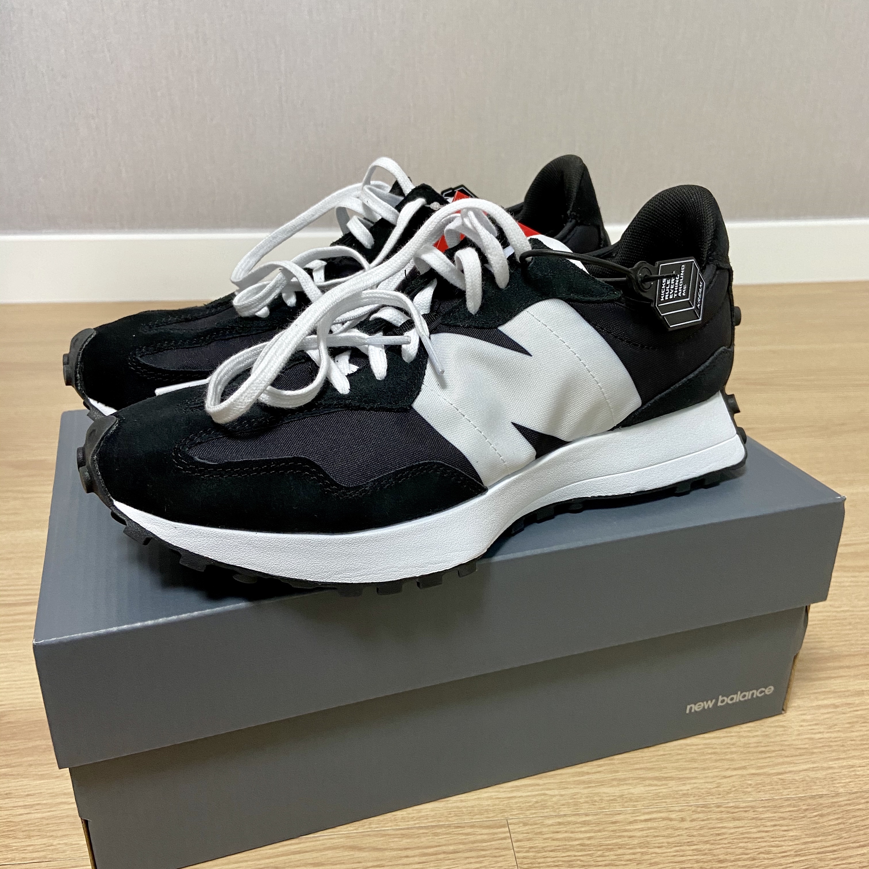 New Balance 327 Black 착용 스타일