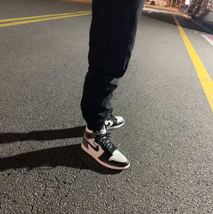 Jordan 1 Retro High OG Black Mocha 착용 스타일