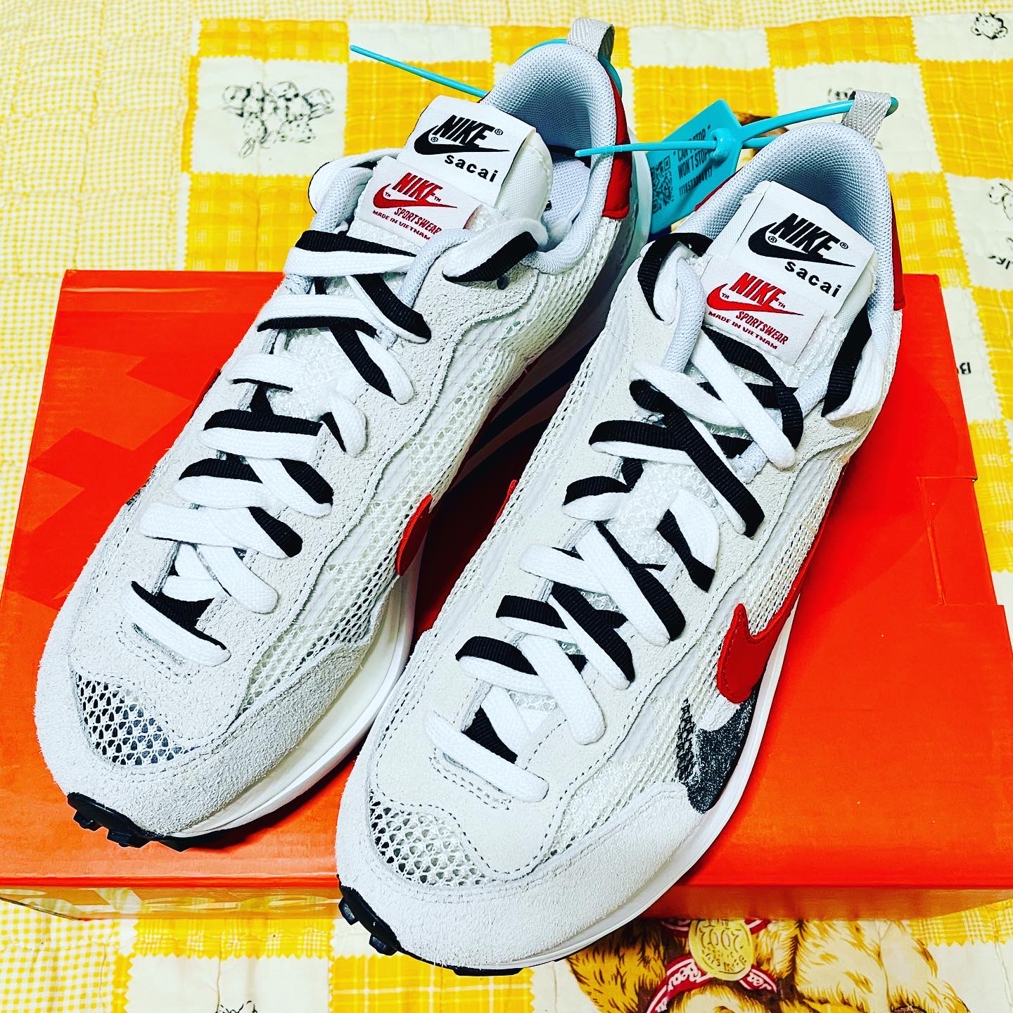 Nike x Sacai VaporWaffle Royal Fuchsia 착용 스타일 - 2