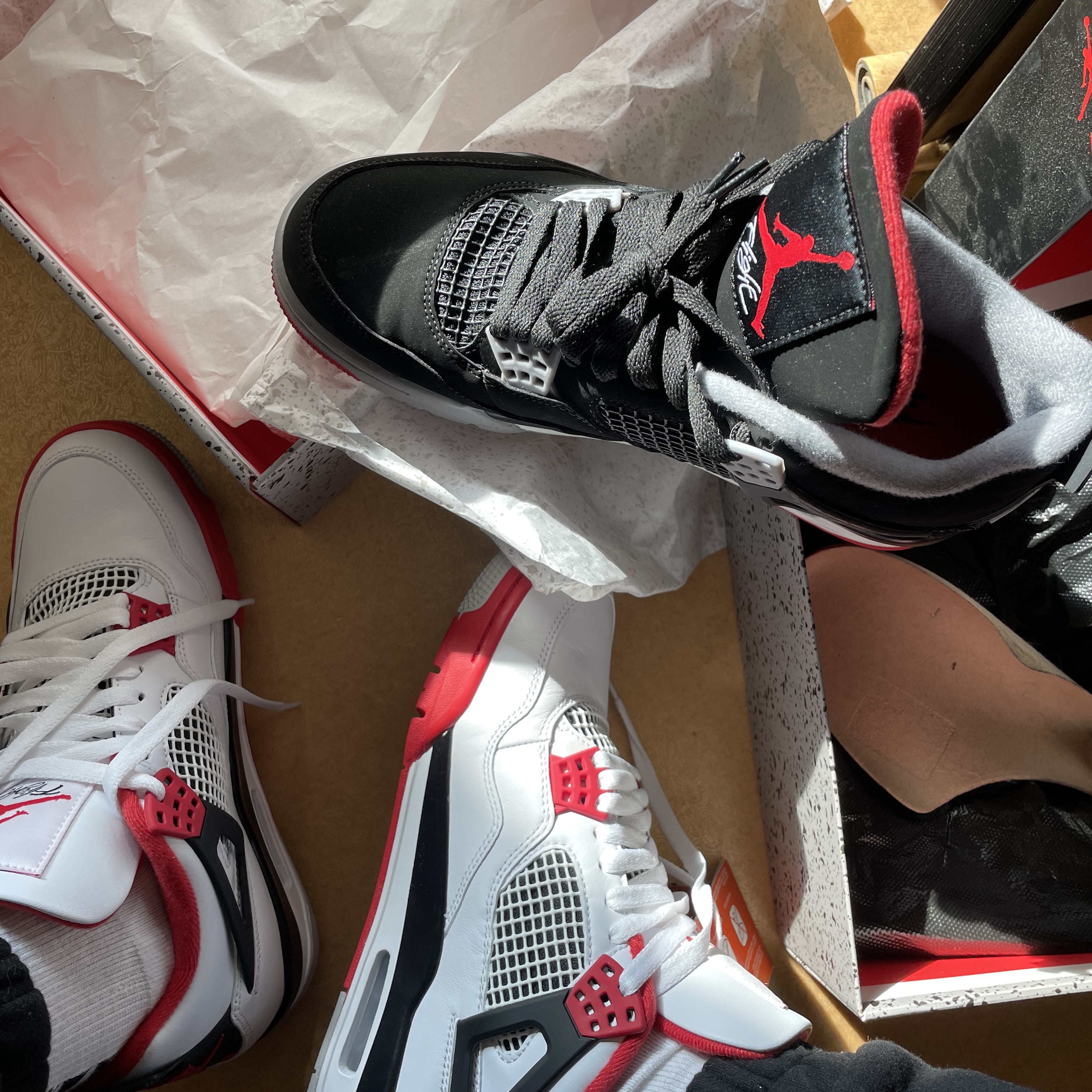 Jordan 4 Retro OG Fire Red 2020, Jordan 4 Retro Bred 2019 착용 스타일 - 1