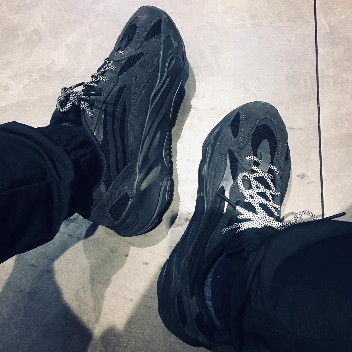 Adidas Yeezy Boost 700 V2 Vanta 2019 착용 스타일 - 5