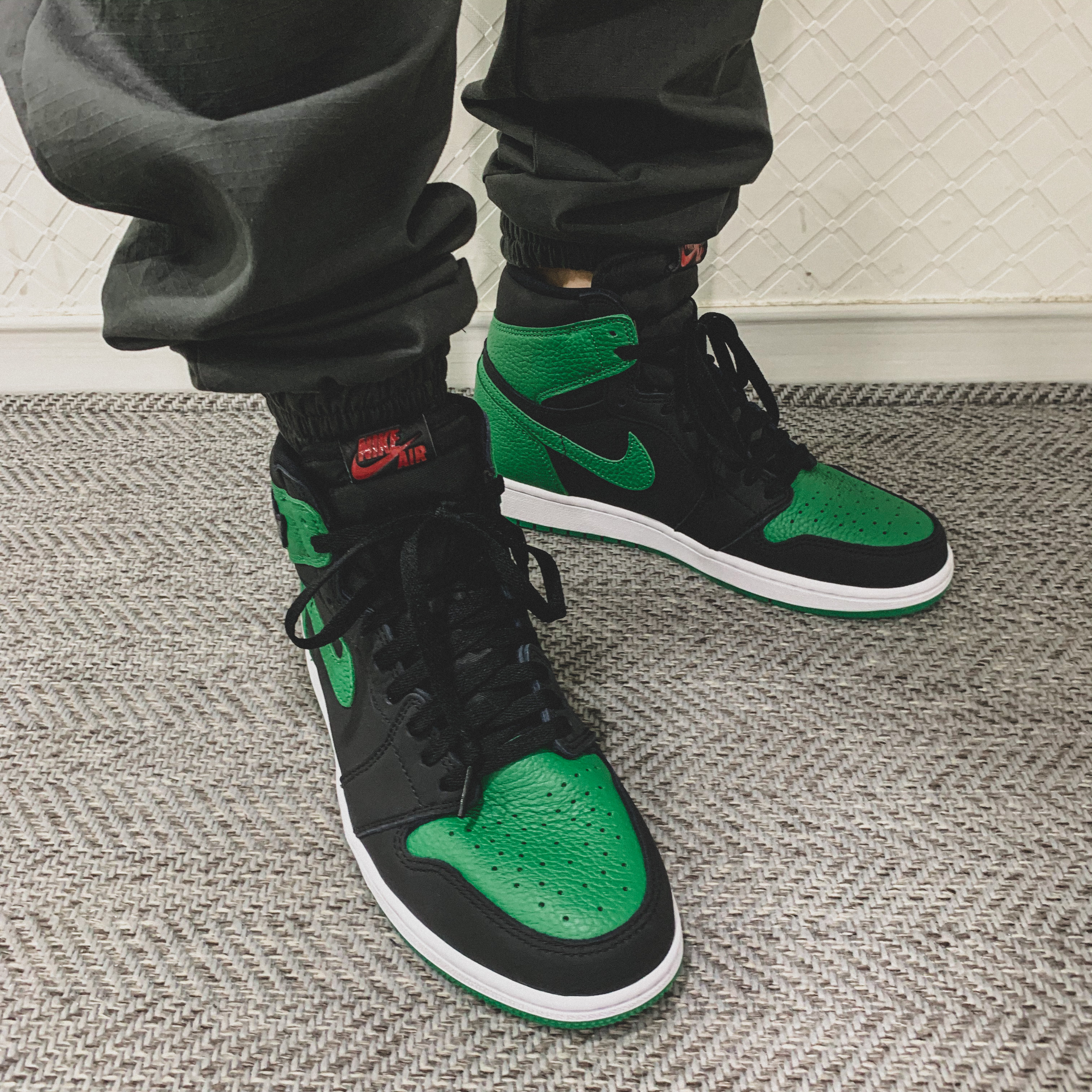 Jordan 1 Retro High OG Pine Green Black 착용 스타일 - 1