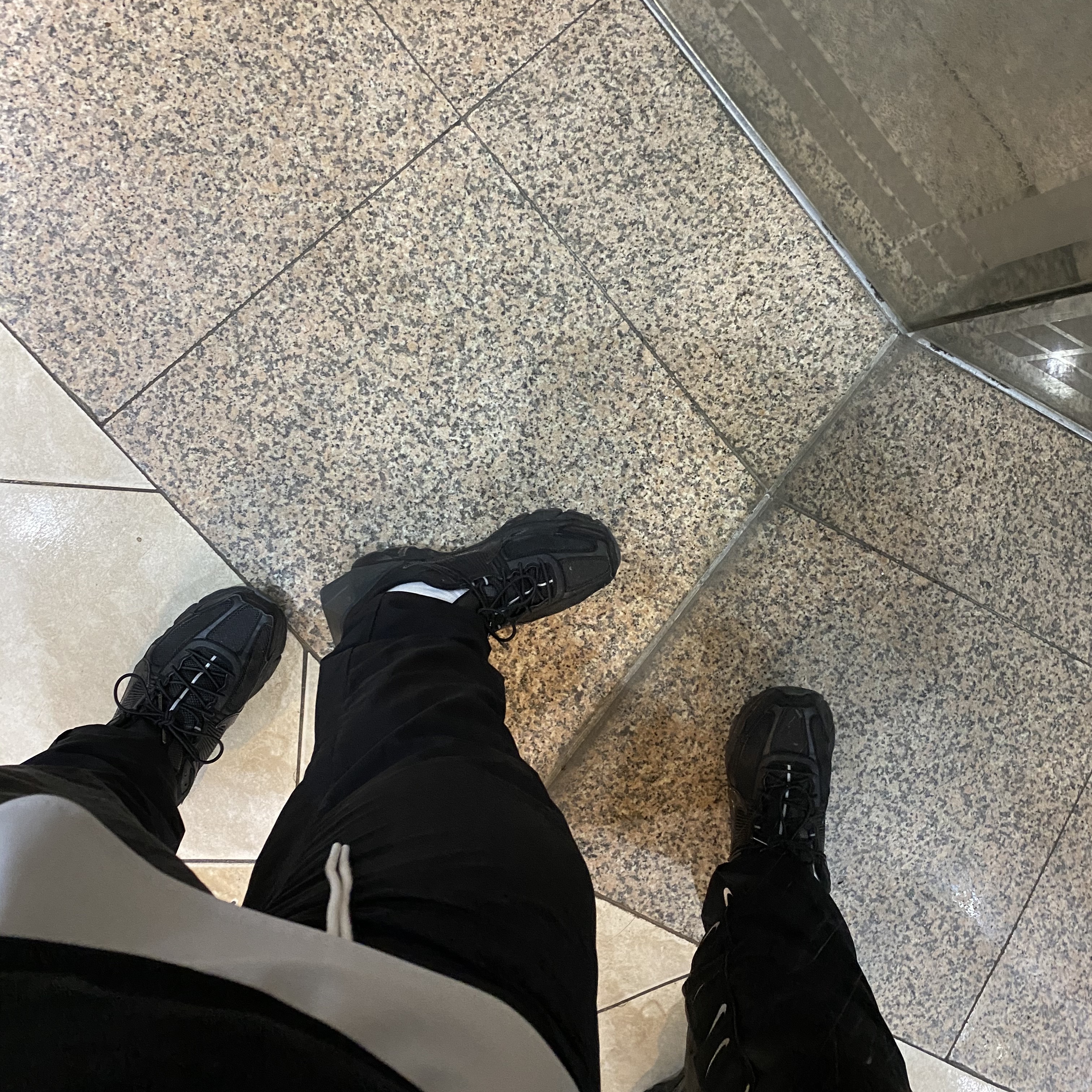 Nike x A-Cold-Wall Zoom Vomero 5 Black 착용 스타일 - 3