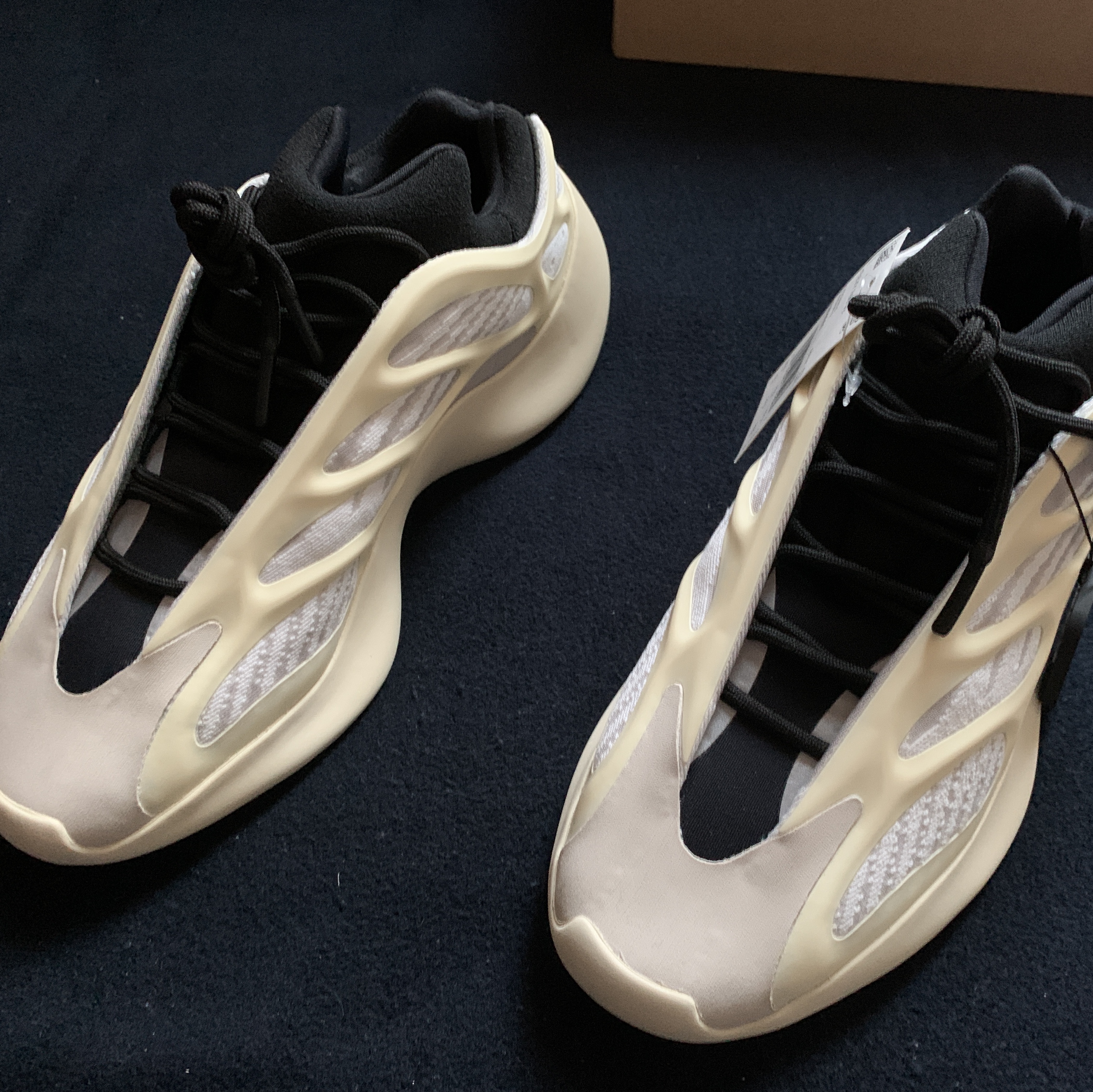 Adidas Yeezy 700 V3 Azael 2019 착용 스타일