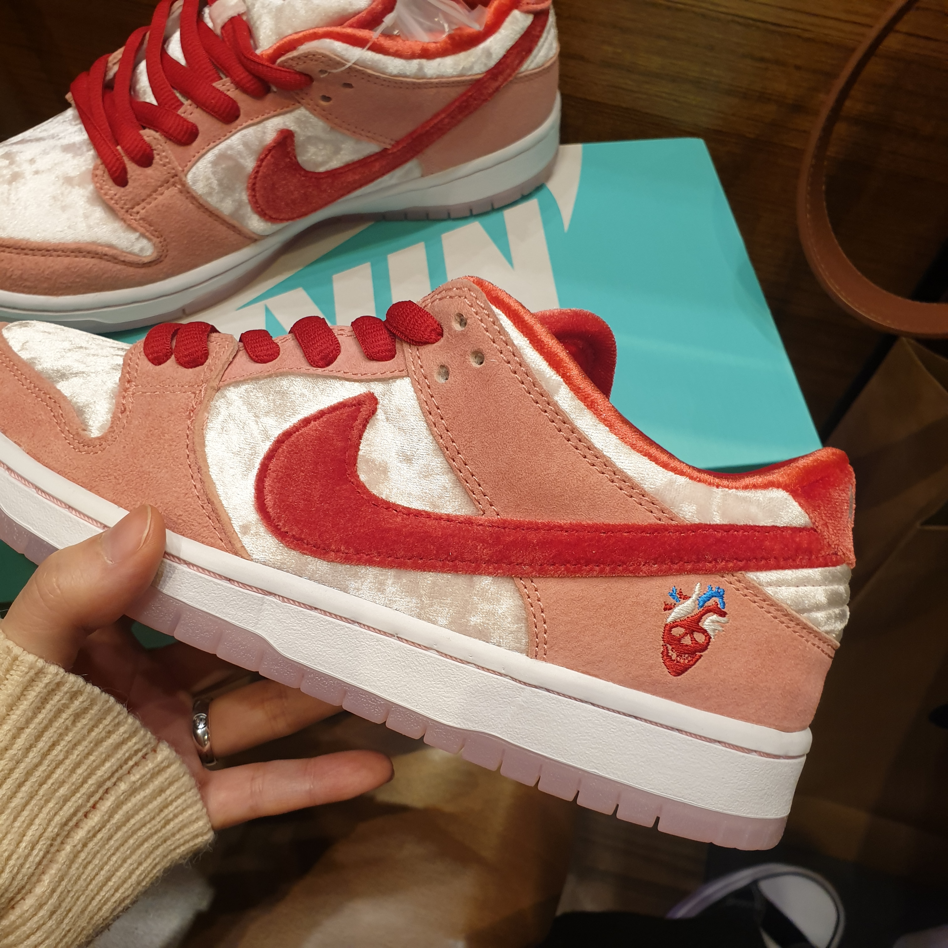 Nike x StrangeLove SB Dunk Low Pink (Regular Box) 착용 스타일 - 1