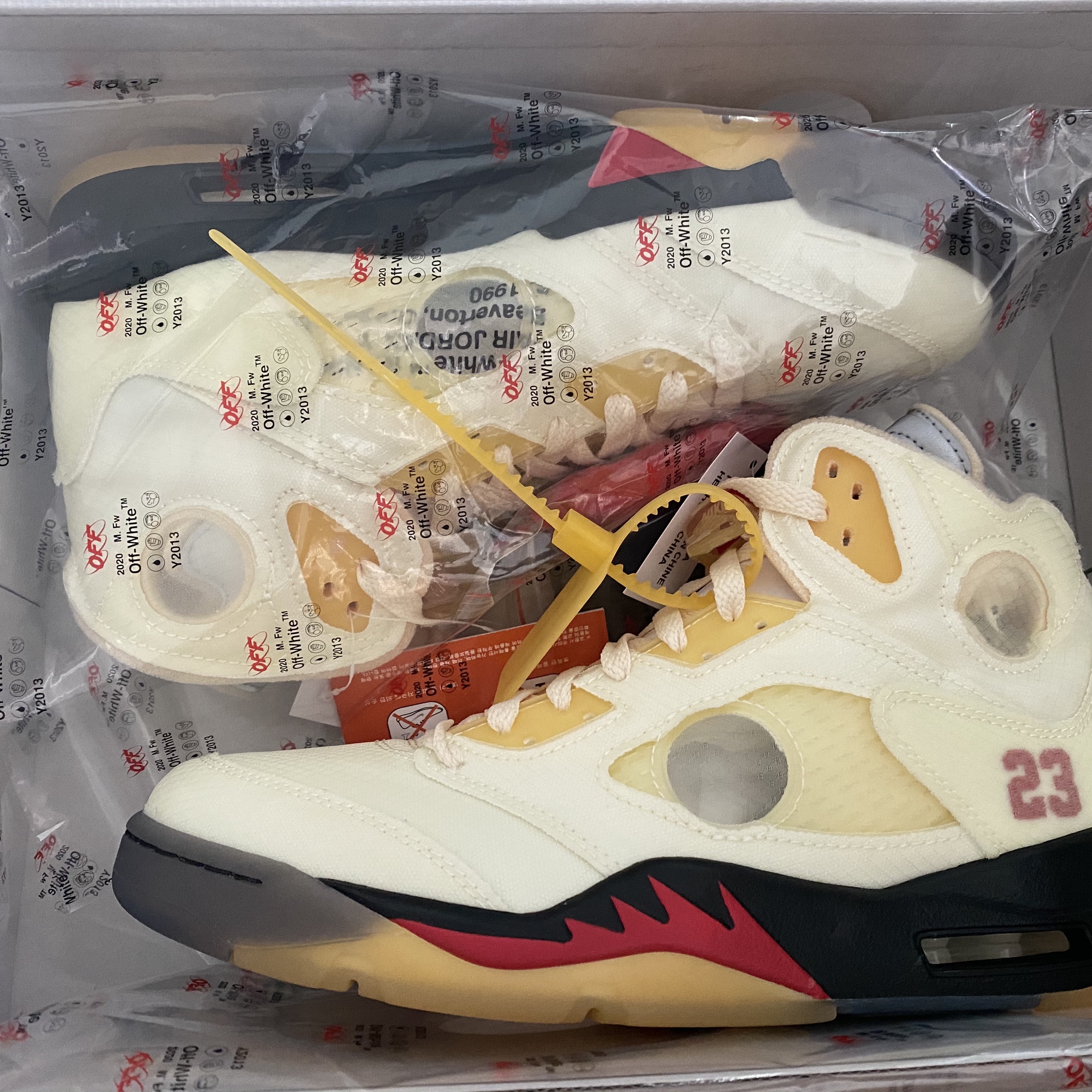 Jordan 5 x Off-White Retro SP Sail Fire Red 착용 스타일