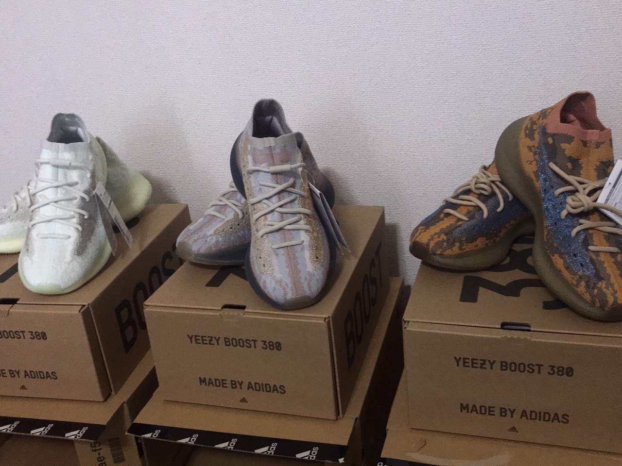 Adidas Yeezy Boost 380 Calcite Glow, Adidas Yeezy Boost 380 Pepper - Non-Reflective 착용 스타일