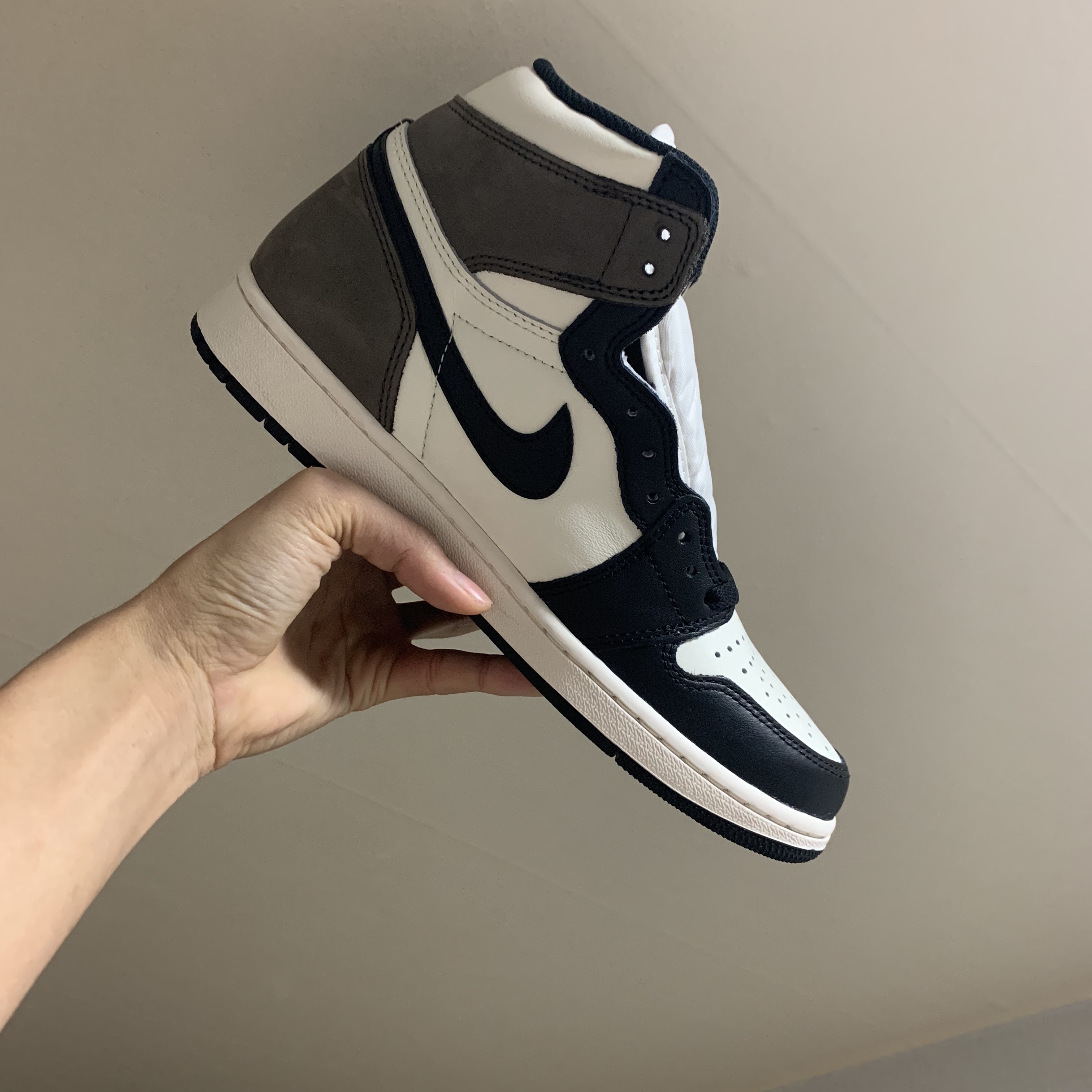 Jordan 1 Retro High OG Black Mocha 착용 스타일