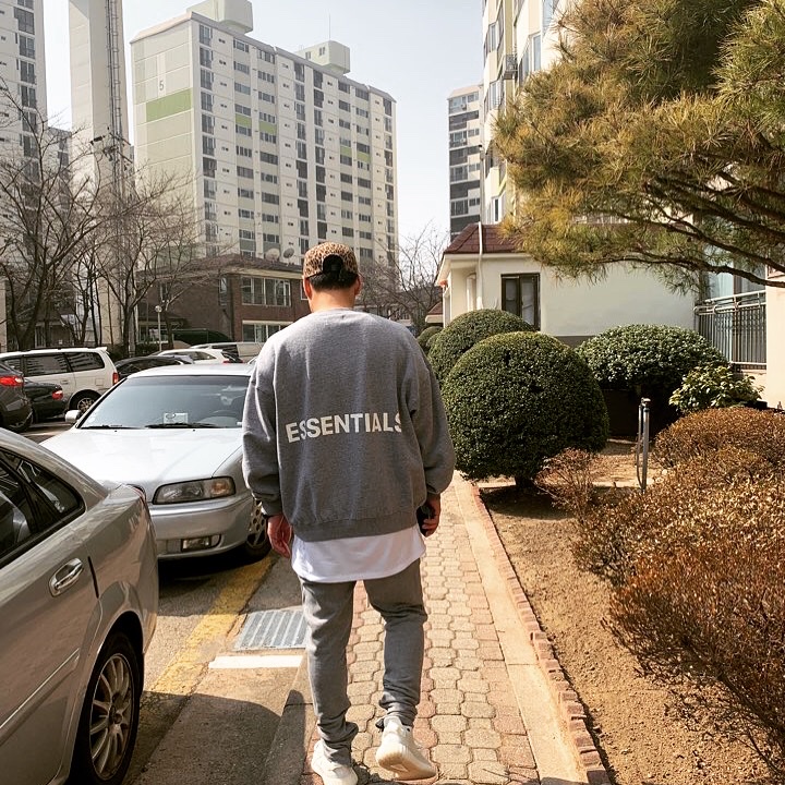 Adidas Yeezy Boost 350 V2 Cream/Triple White 착용 스타일