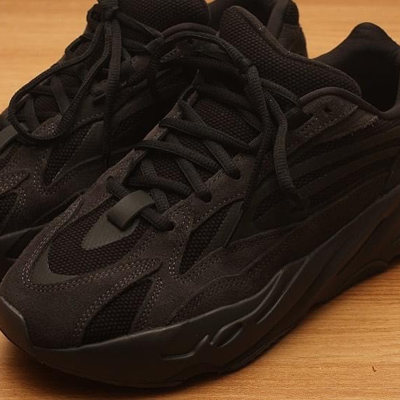 Adidas Yeezy Boost 700 V2 Vanta 2019 착용 스타일 - 2