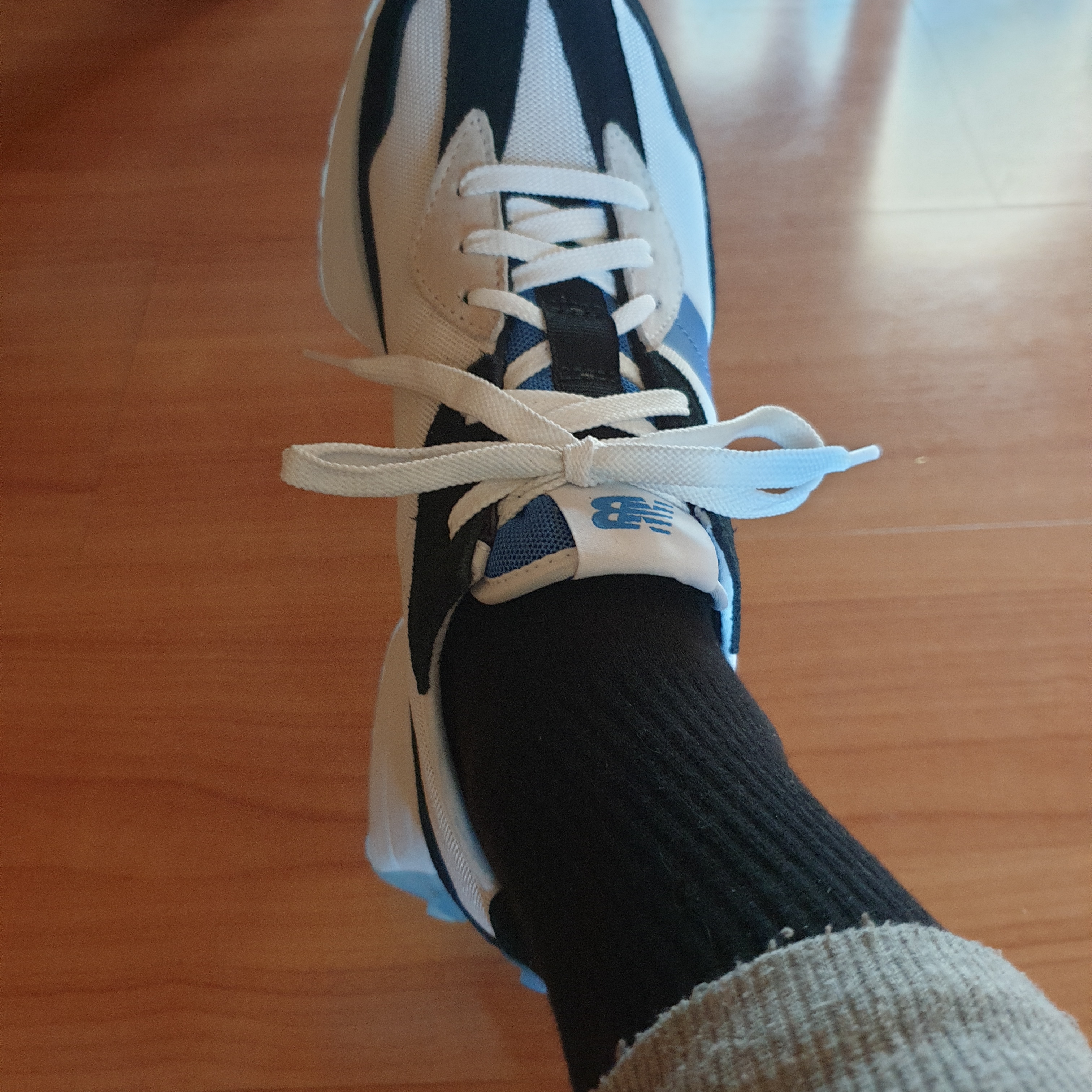 New Balance 327 White Black Blue 착용 스타일 - 3