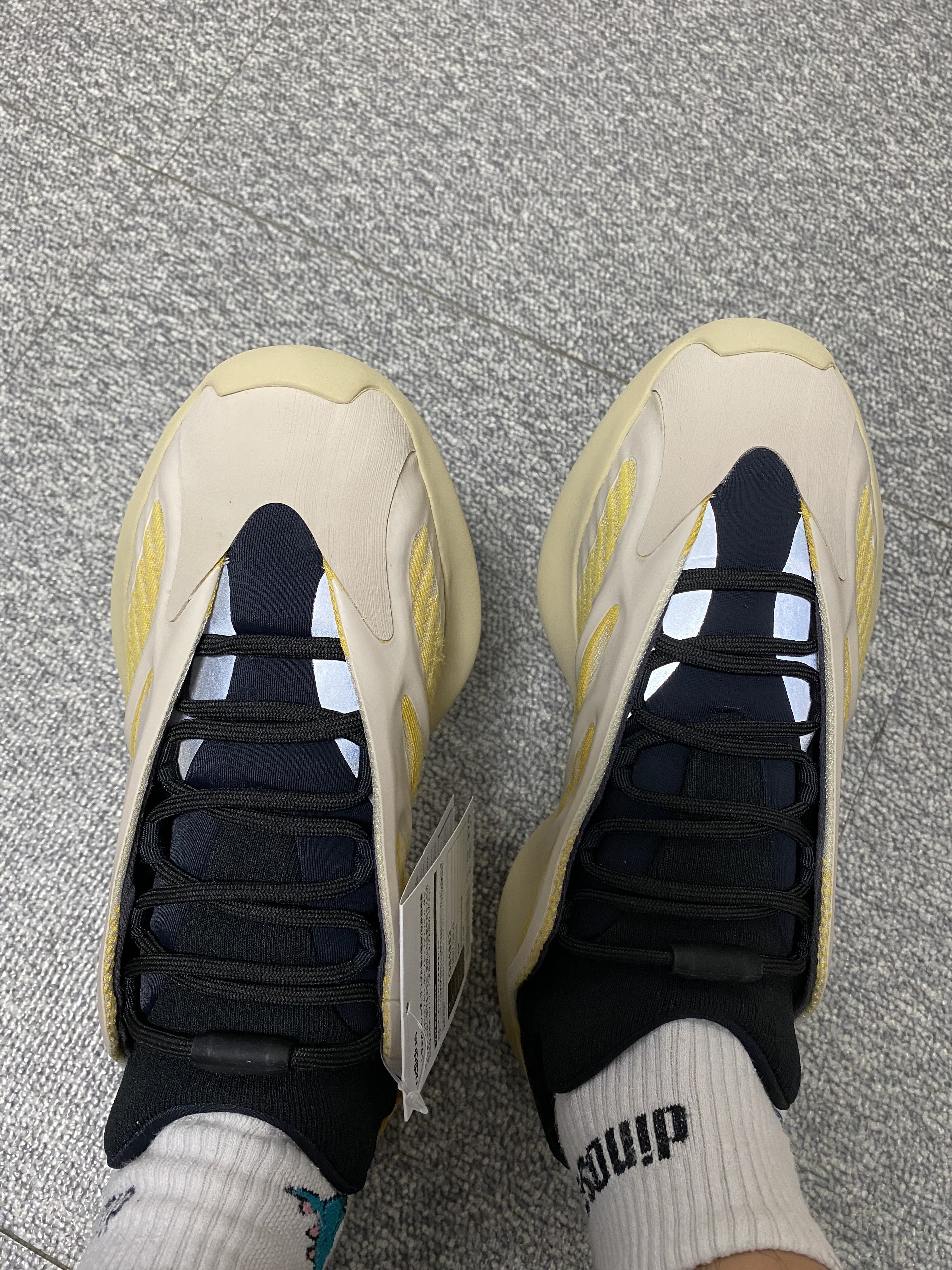 Adidas Yeezy 700 V3 Safflower 착용 스타일