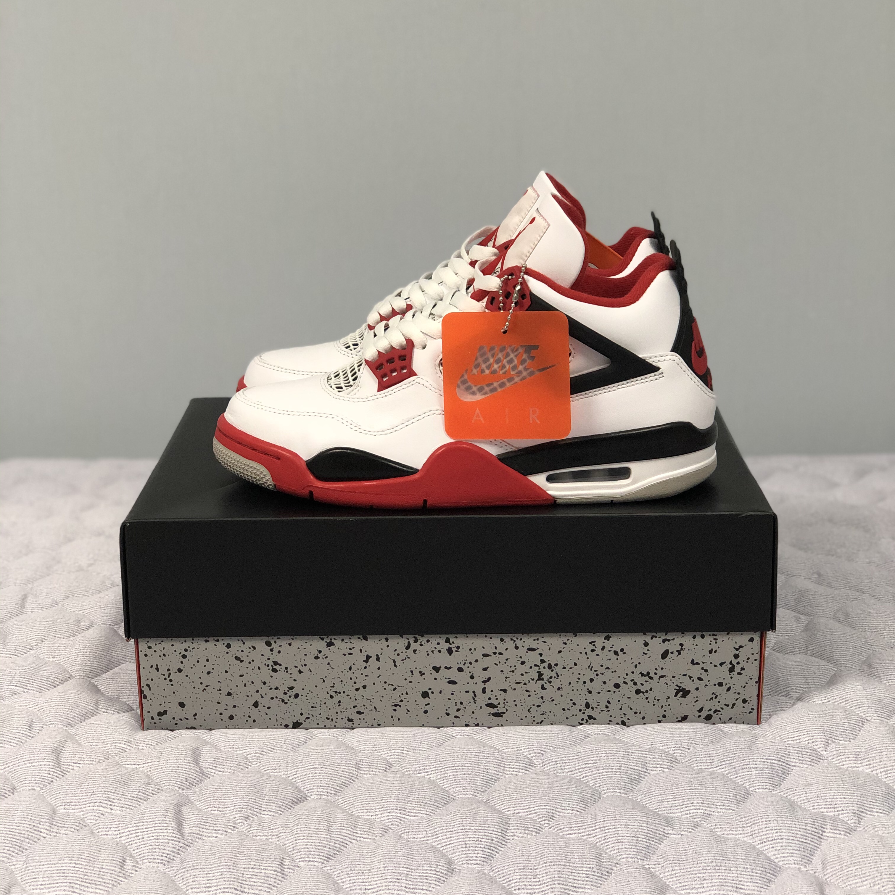 Jordan 4 Retro OG Fire Red 2020, Jordan 4 Retro Bred 2019 착용 스타일 - 2