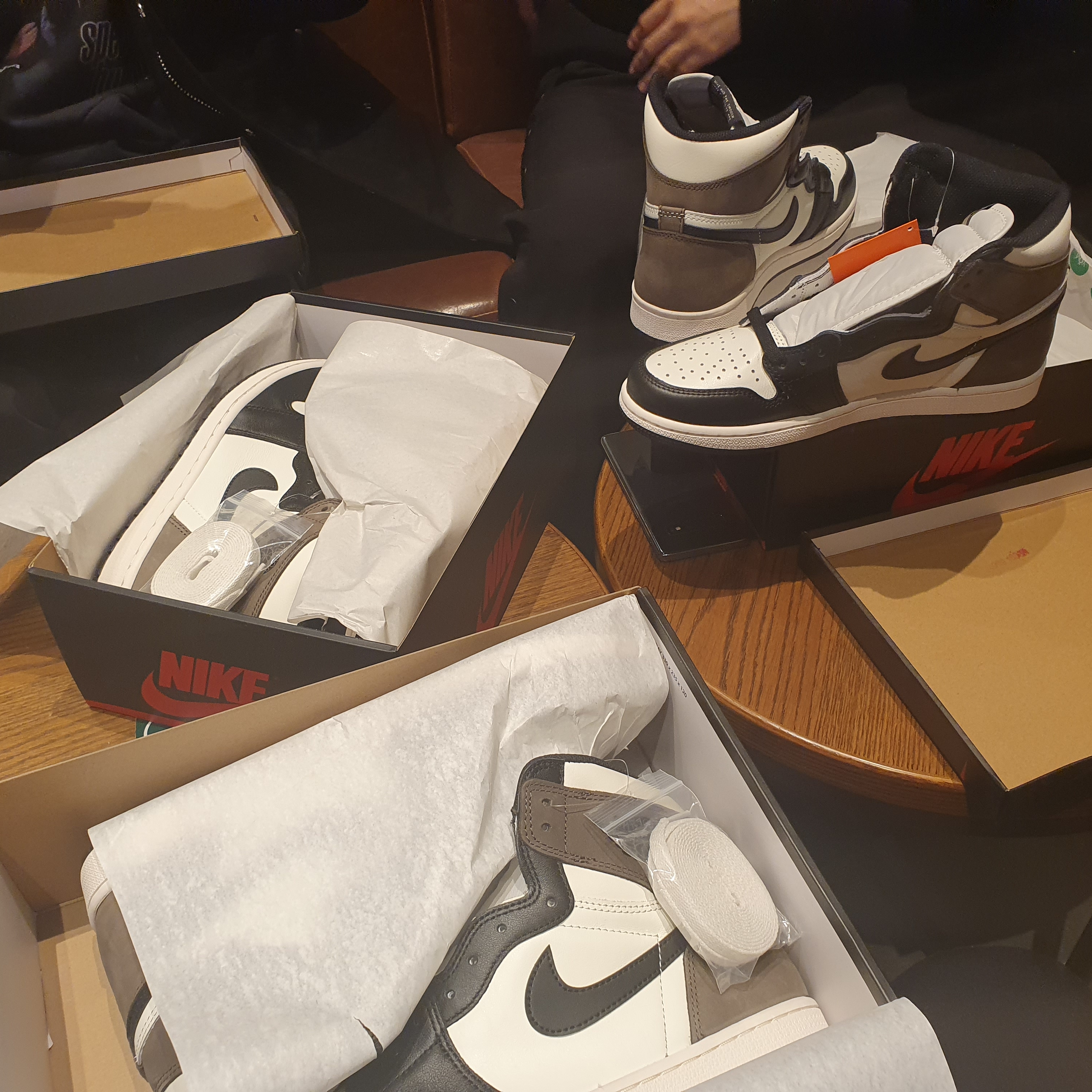 Jordan 1 Retro High OG Black Mocha 착용 스타일 - 2