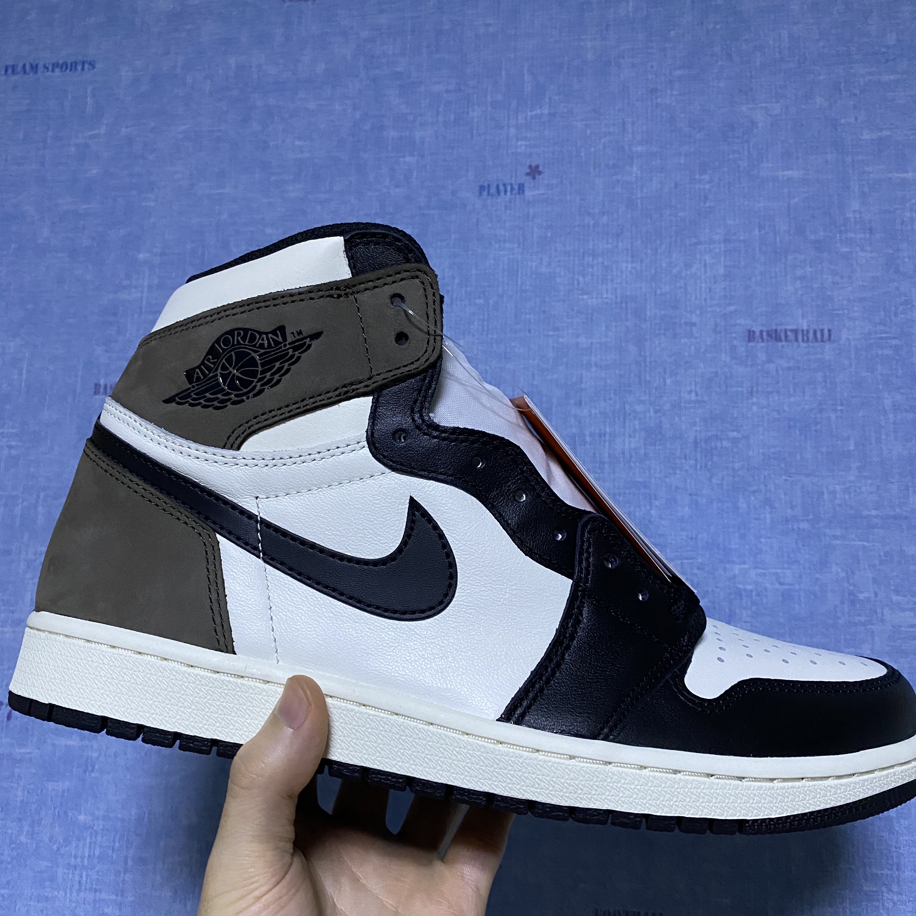 Jordan 1 Retro High OG Black Mocha 착용 스타일