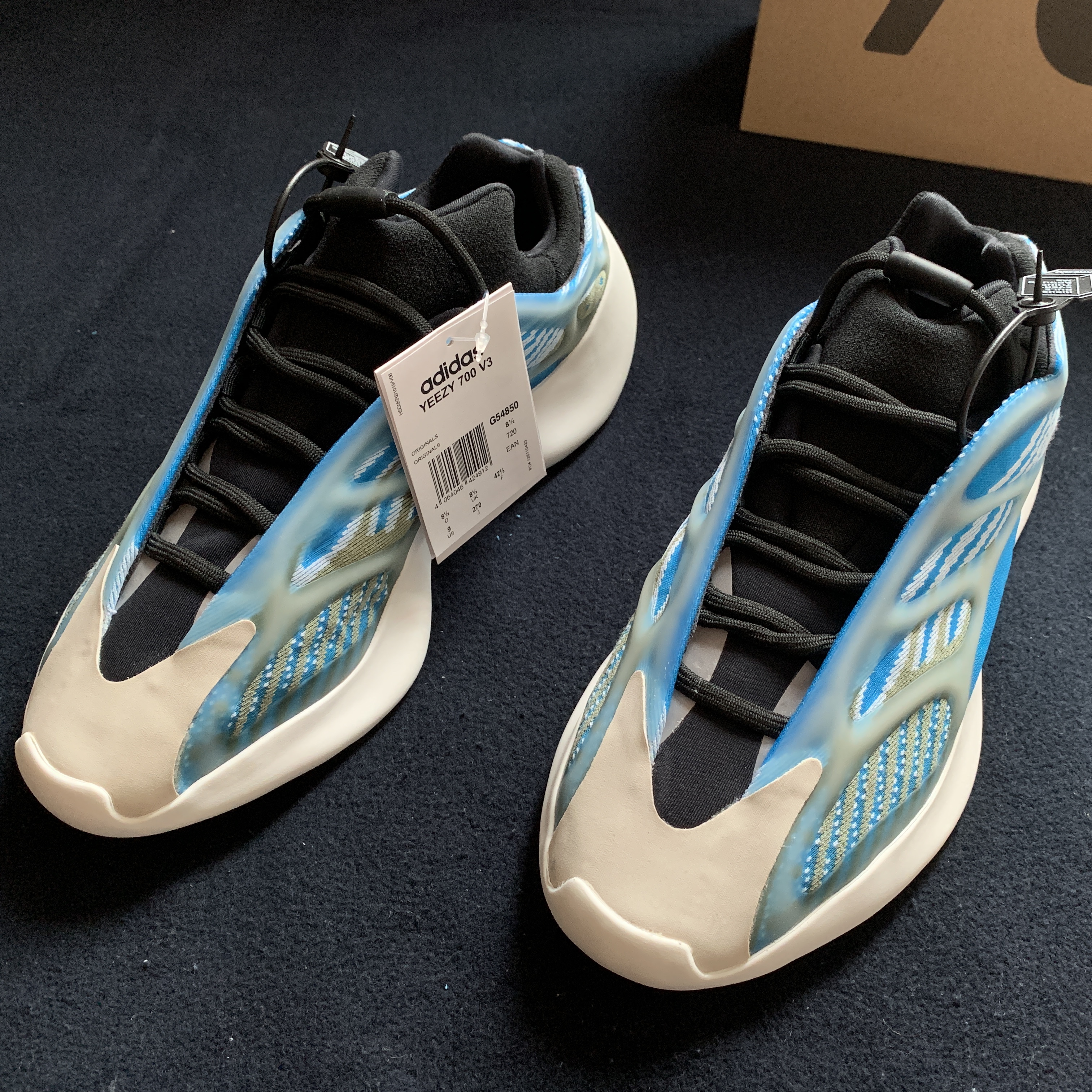 Adidas Yeezy 700 V3 Arzareth 착용 스타일