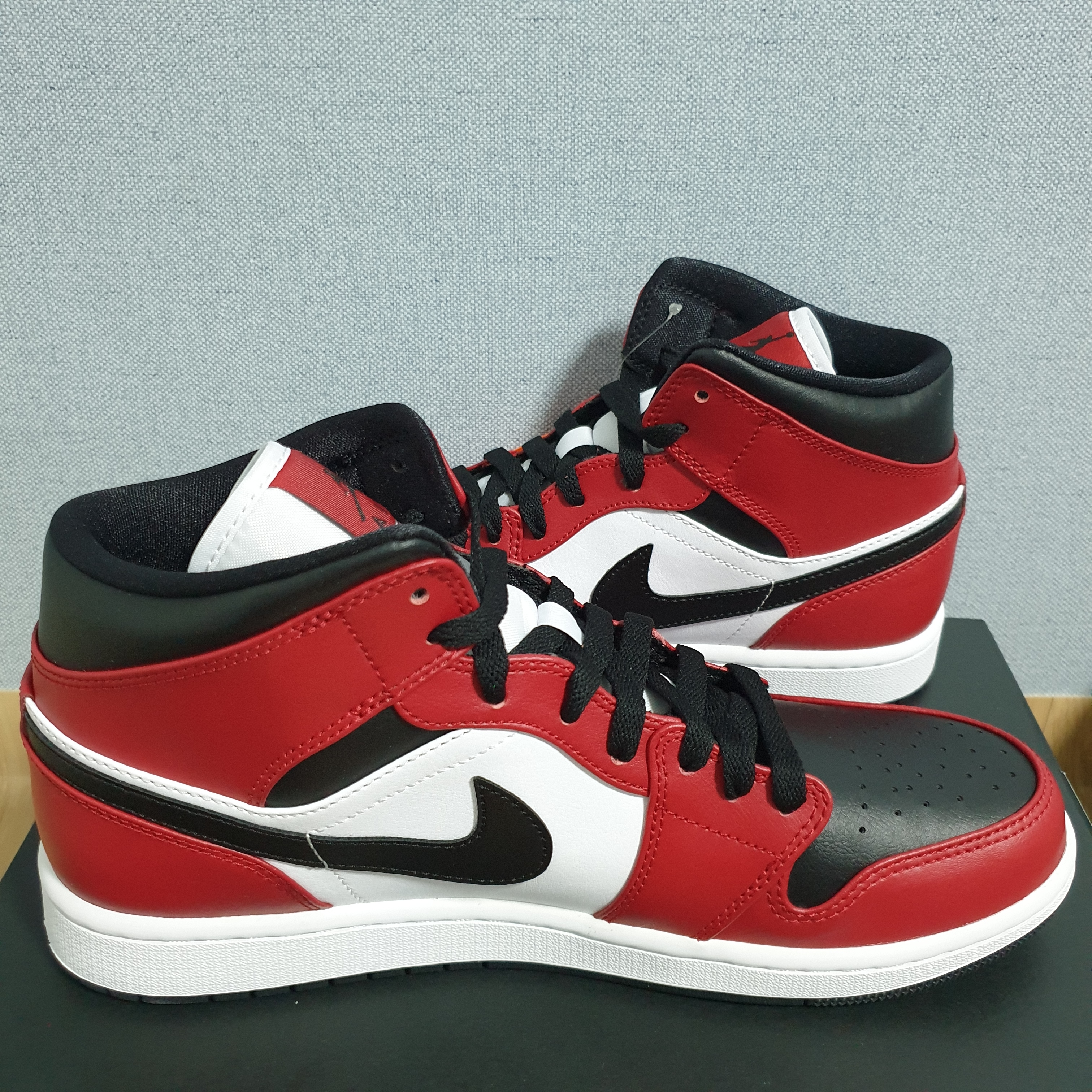Jordan 1 Mid Chicago Black Toe 착용 스타일
