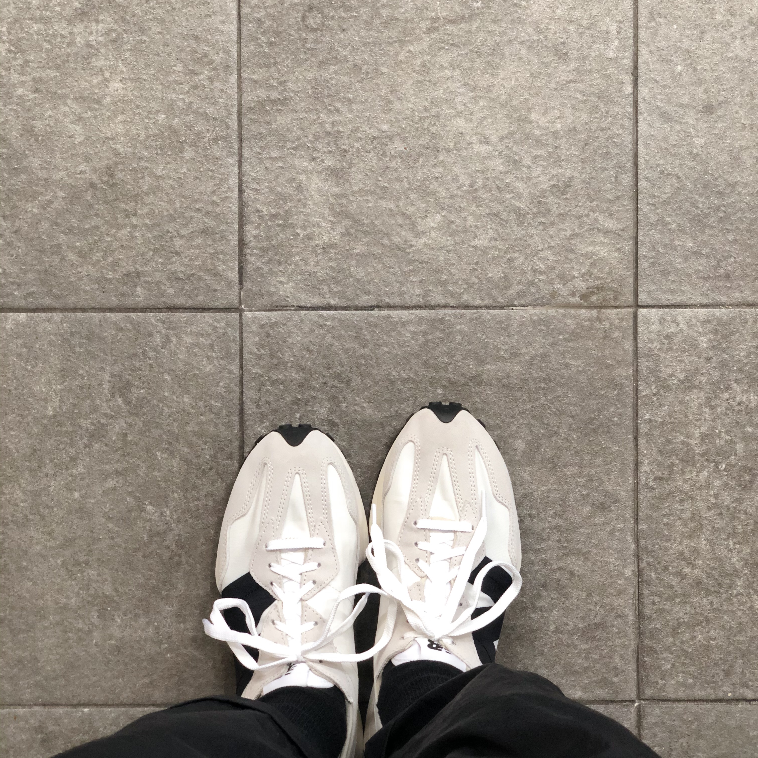 New Balance 327 White Black 착용 스타일