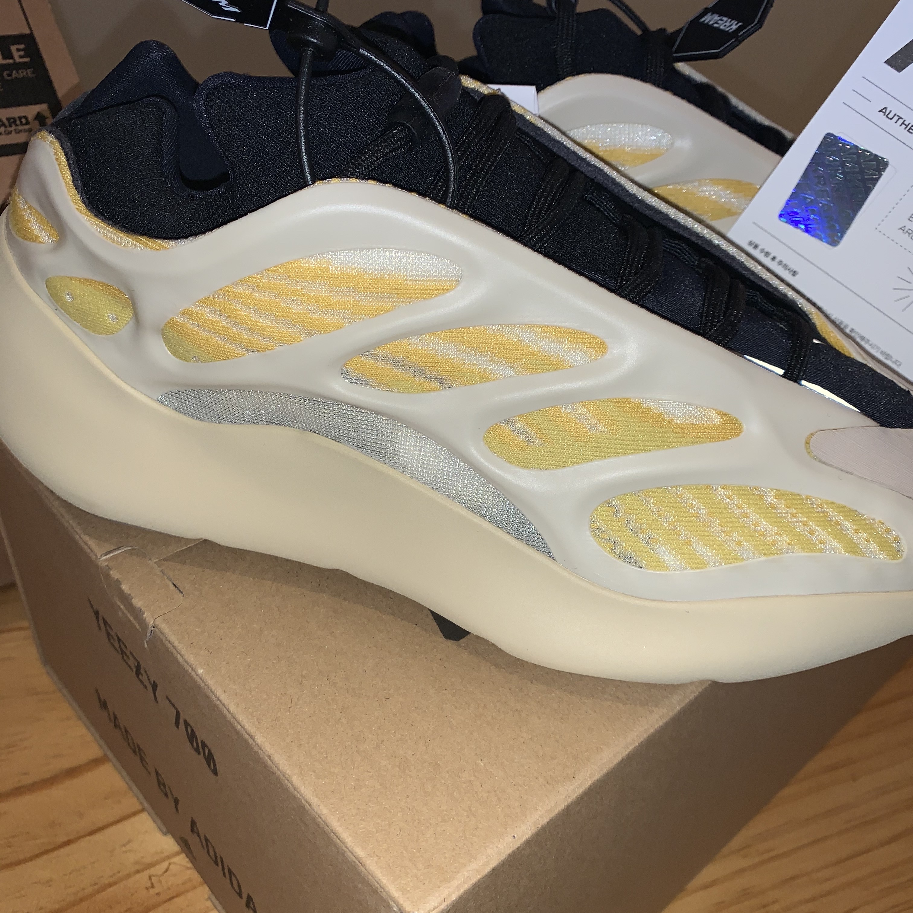 Adidas Yeezy 700 V3 Safflower 착용 스타일 - 3