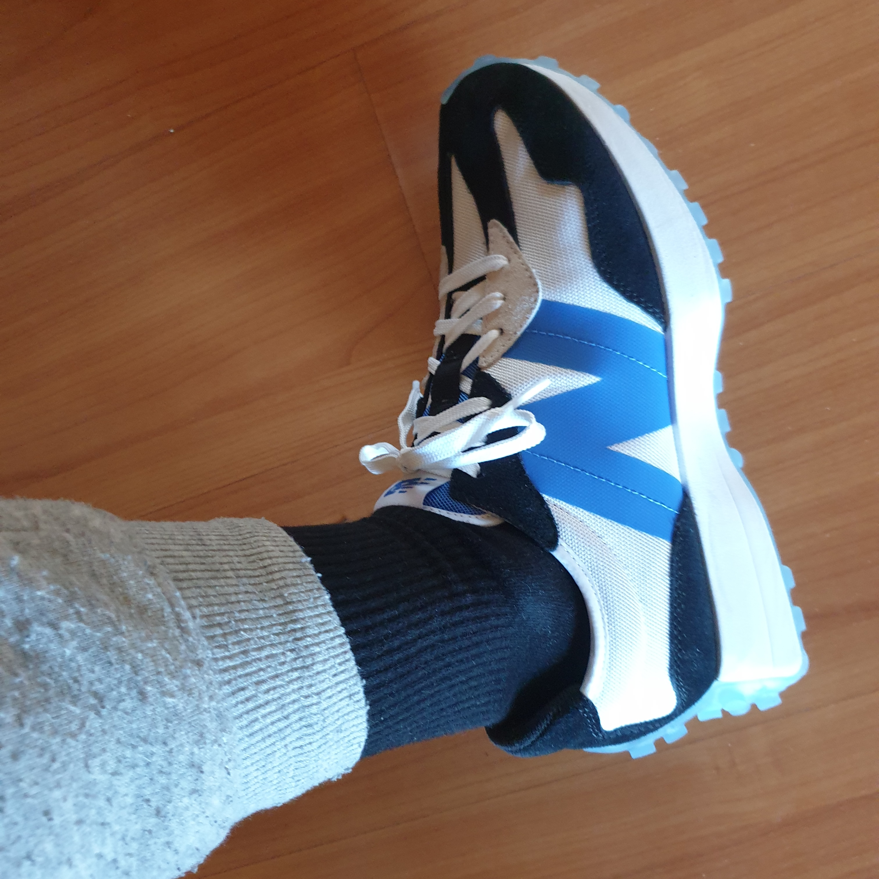 New Balance 327 White Black Blue 착용 스타일 - 1
