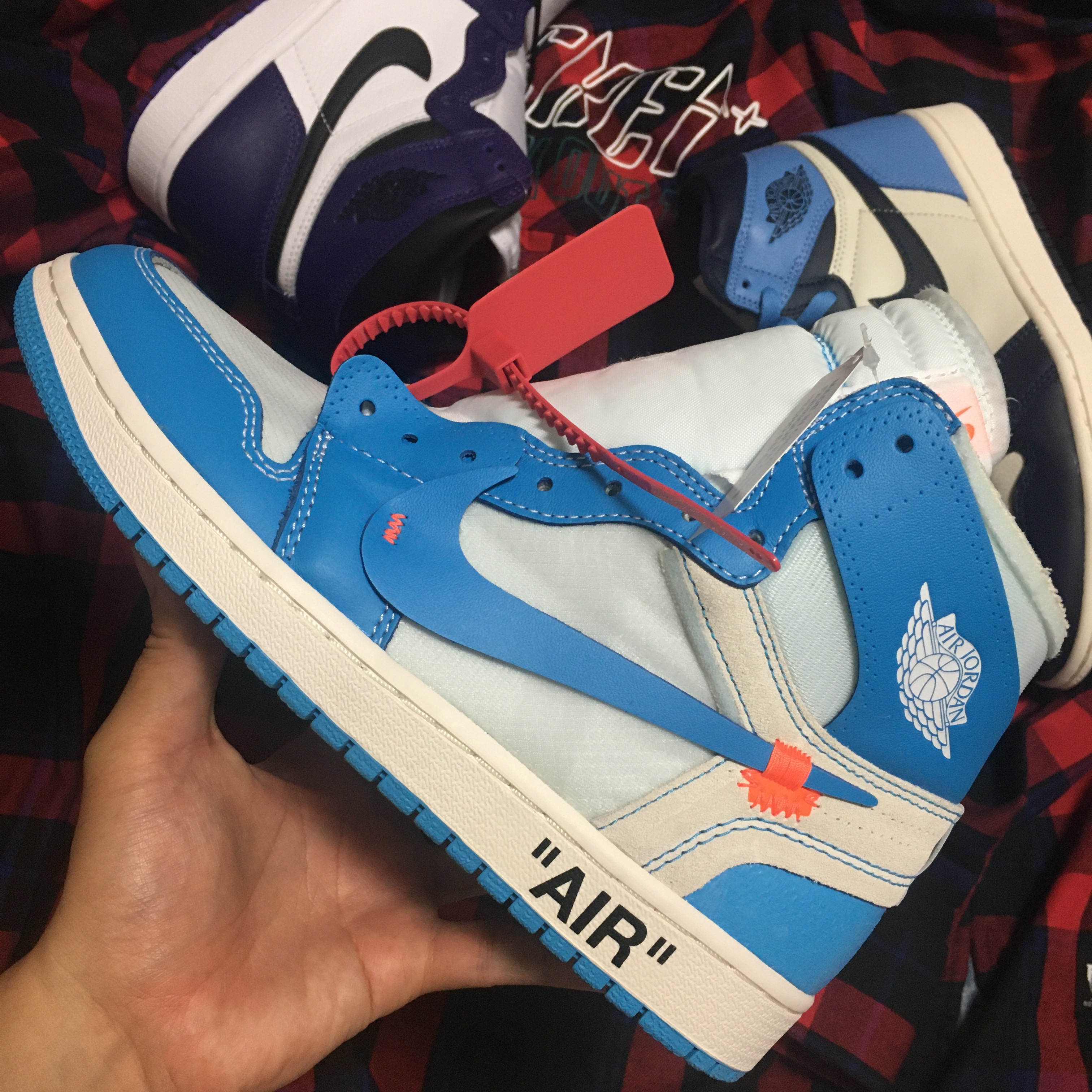 Jordan 1 Retro High Obsidian UNC, Jordan 1 x Off-White Retro High University Blue 착용 스타일 - 2