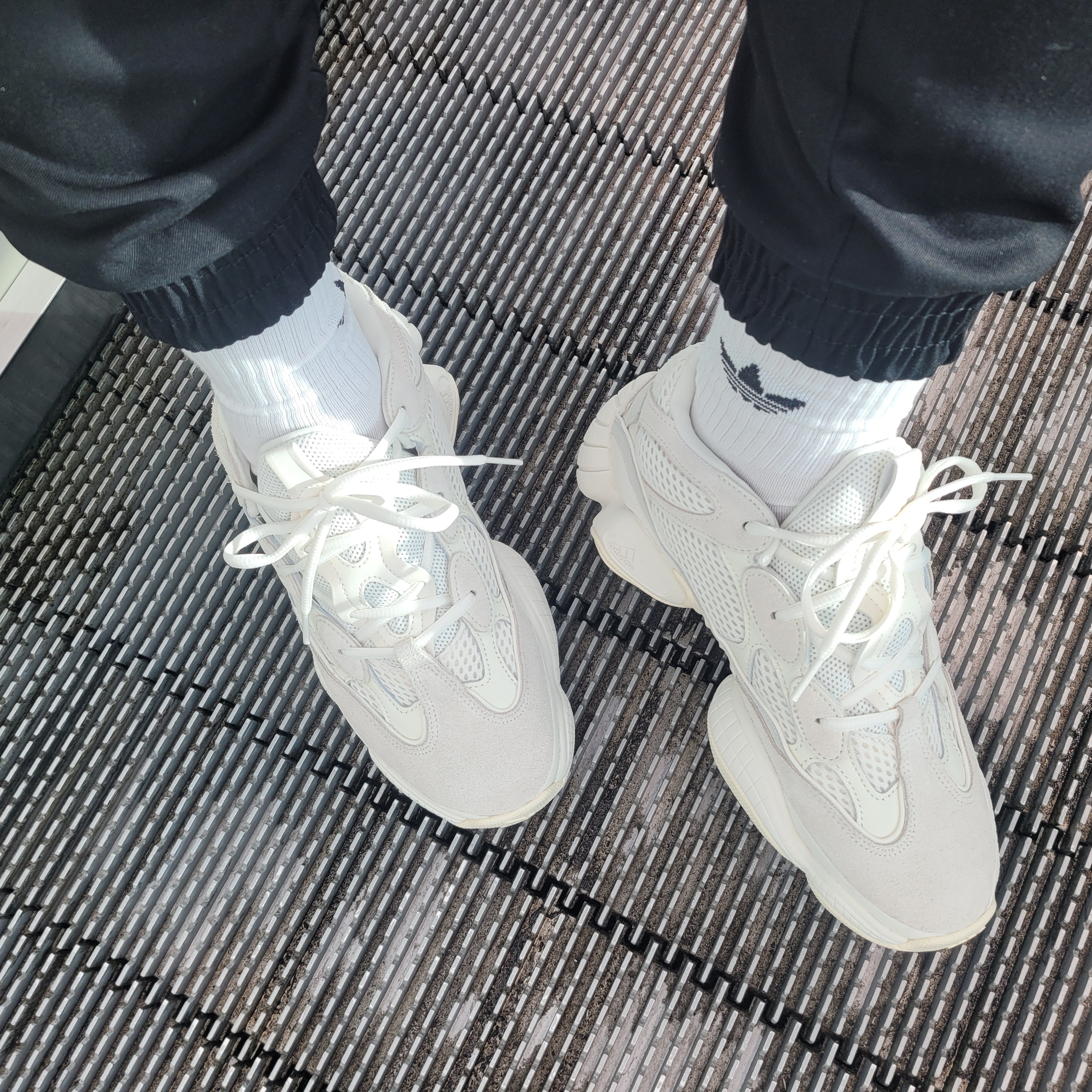Adidas Yeezy 500 Bone White 착용 스타일
