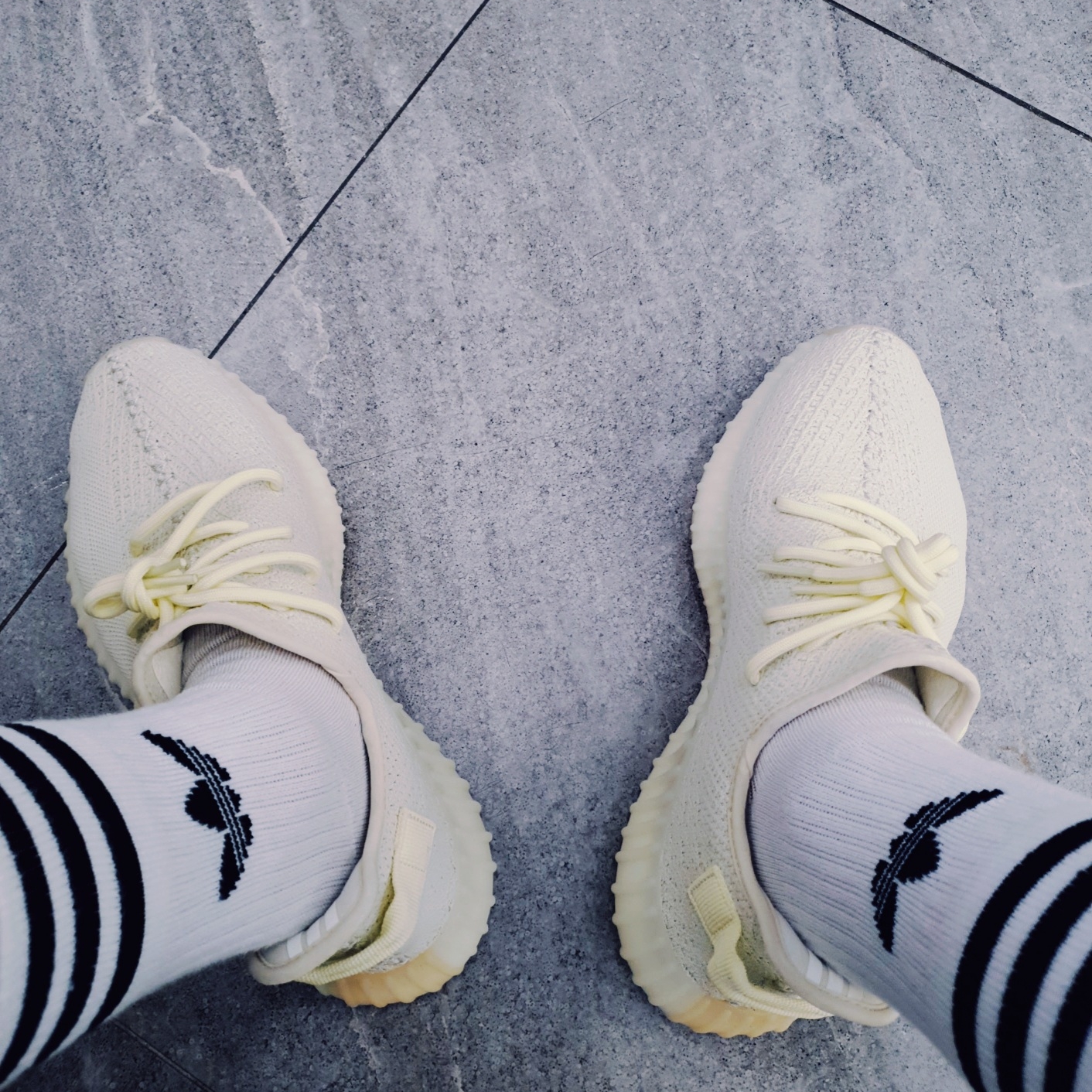 Adidas Yeezy Boost 350 V2 Butter 착용 스타일