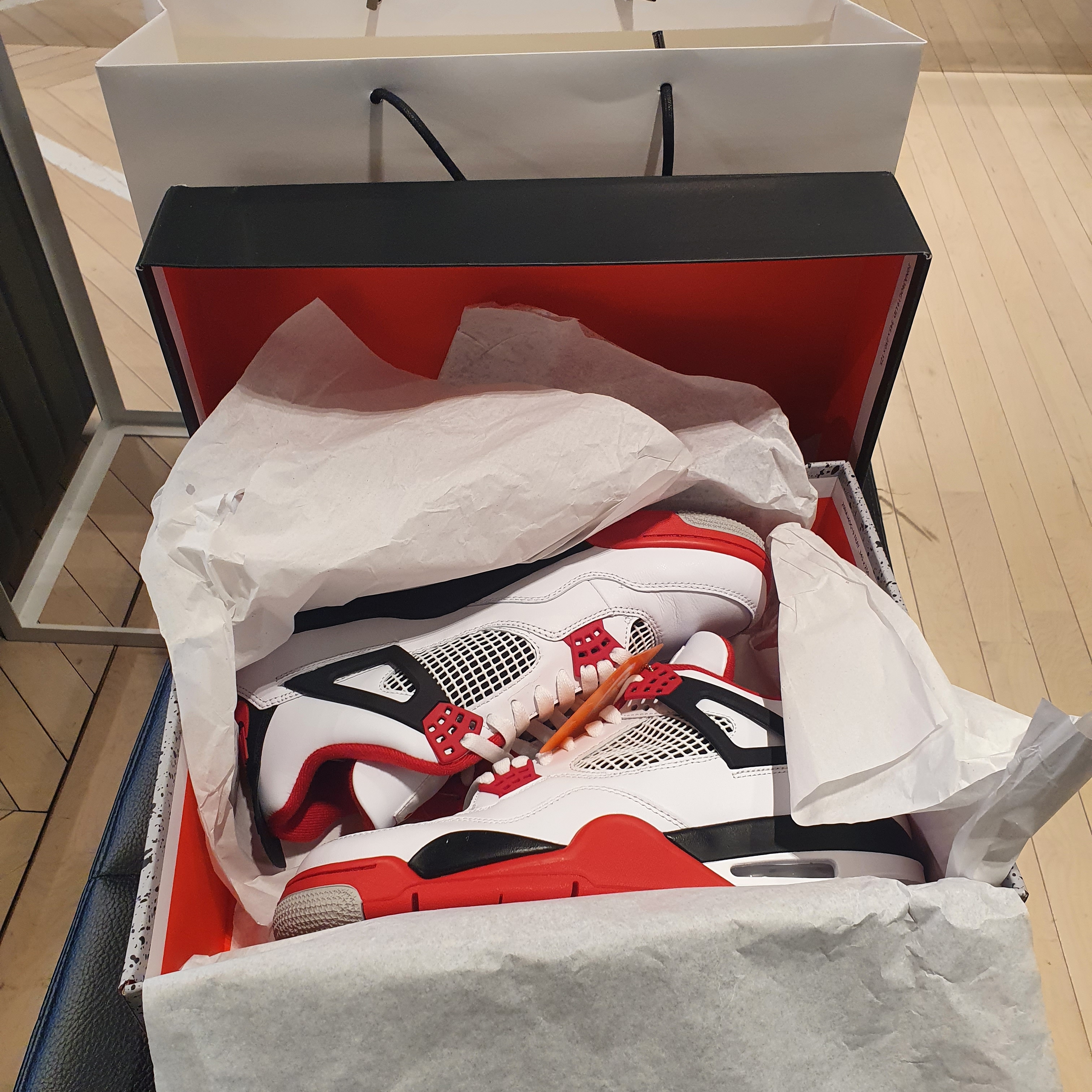 Jordan 4 Retro OG Fire Red 2020 착용 스타일 - 1