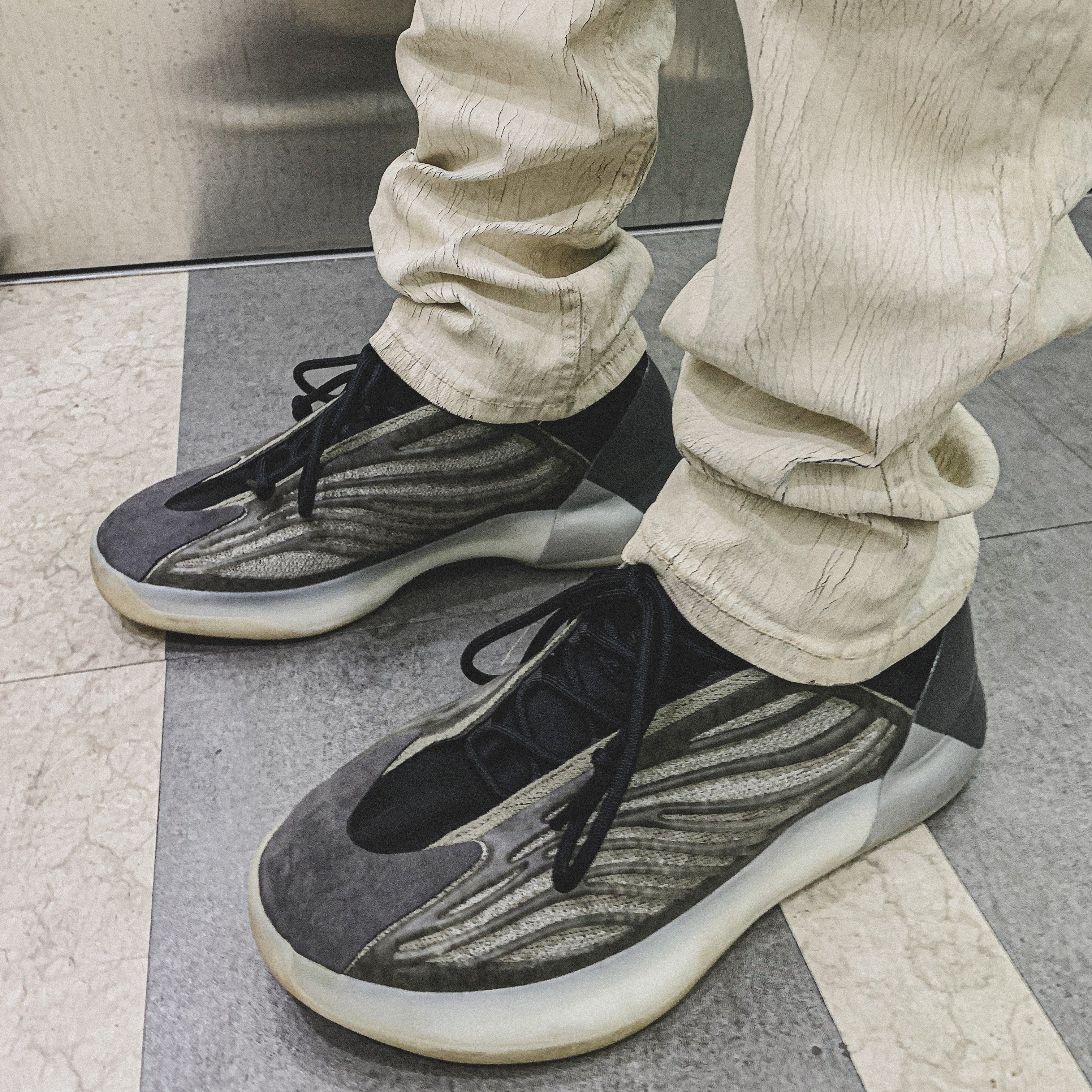 Adidas Yeezy QNTM Barium 착용 스타일 - 1