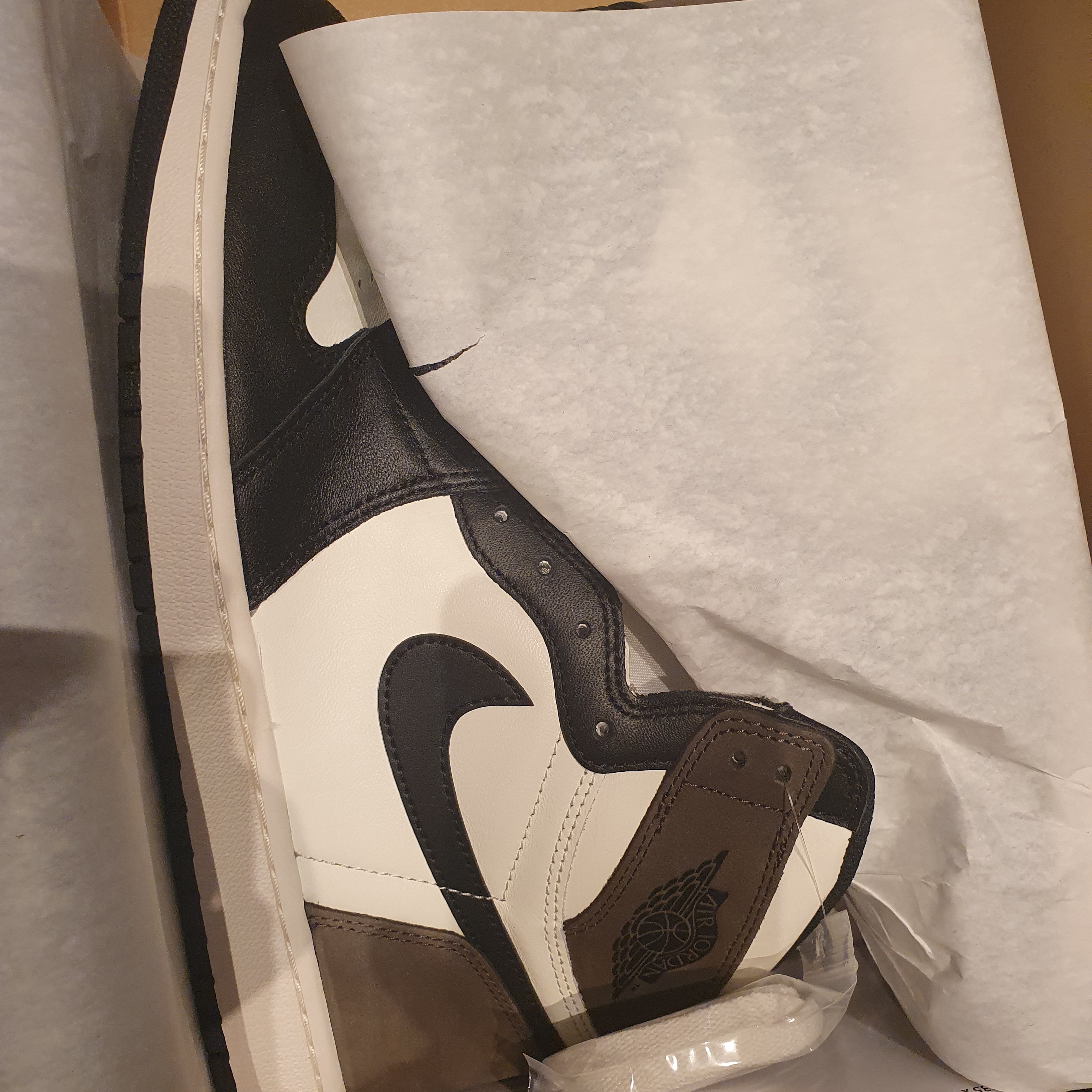 Jordan 1 Retro High OG Black Mocha 착용 스타일 - 1
