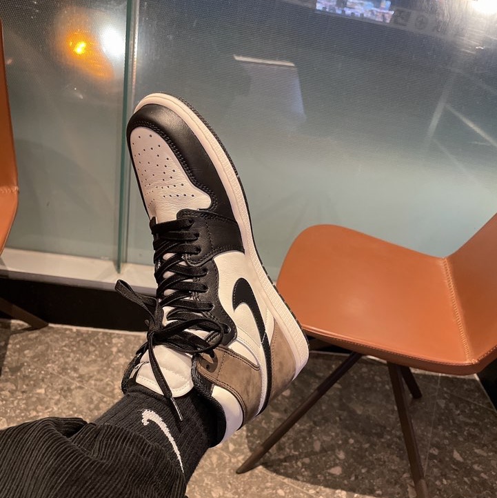 Jordan 1 Retro High OG Black Mocha 착용 스타일