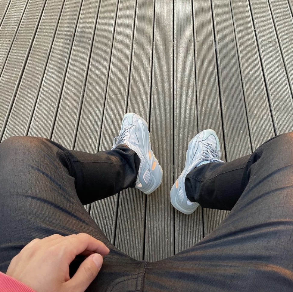 Adidas Yeezy Boost 700 V2 Inertia 착용 스타일