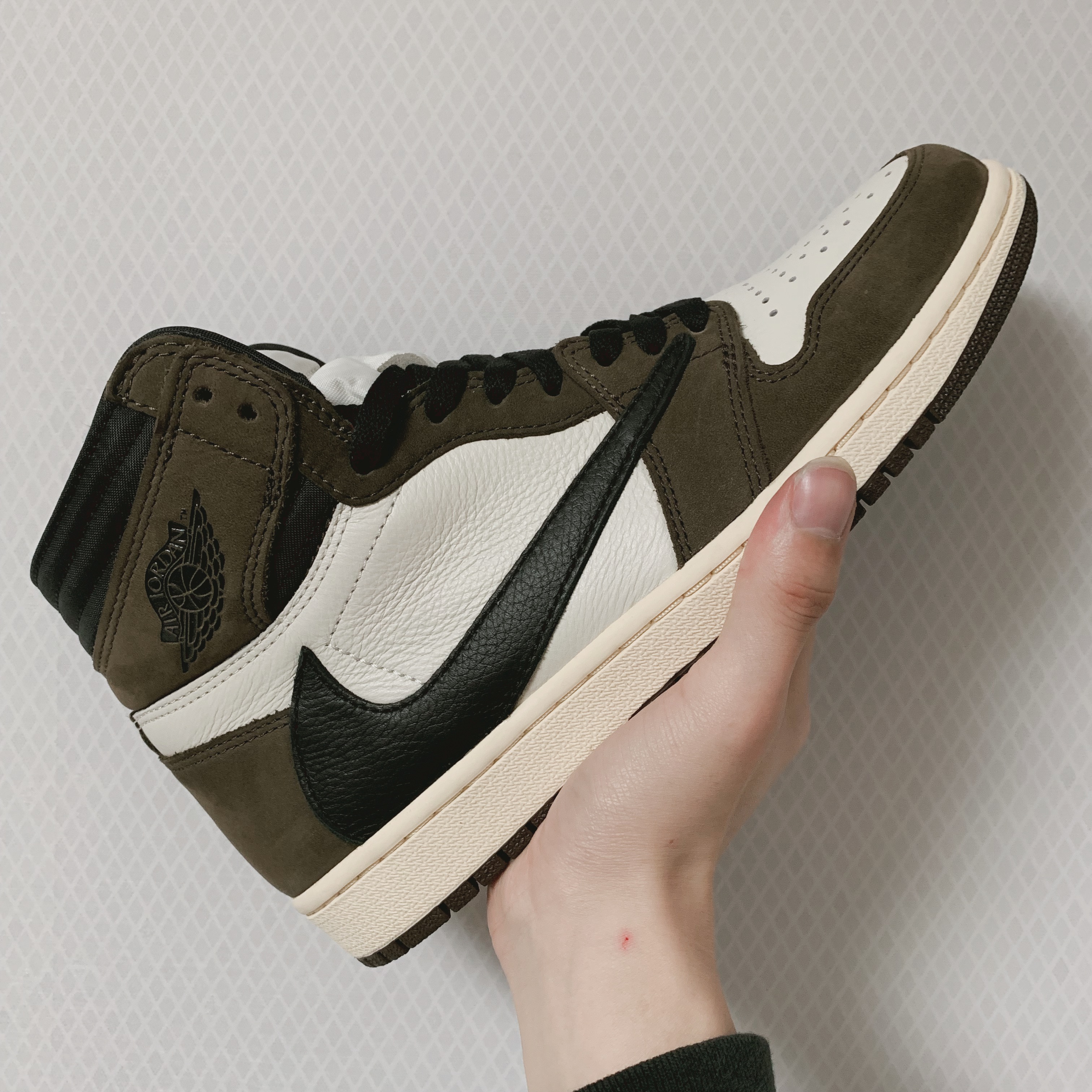 Jordan 1 x Travis Scott Retro High OG SP Mocha 착용 스타일 - 4