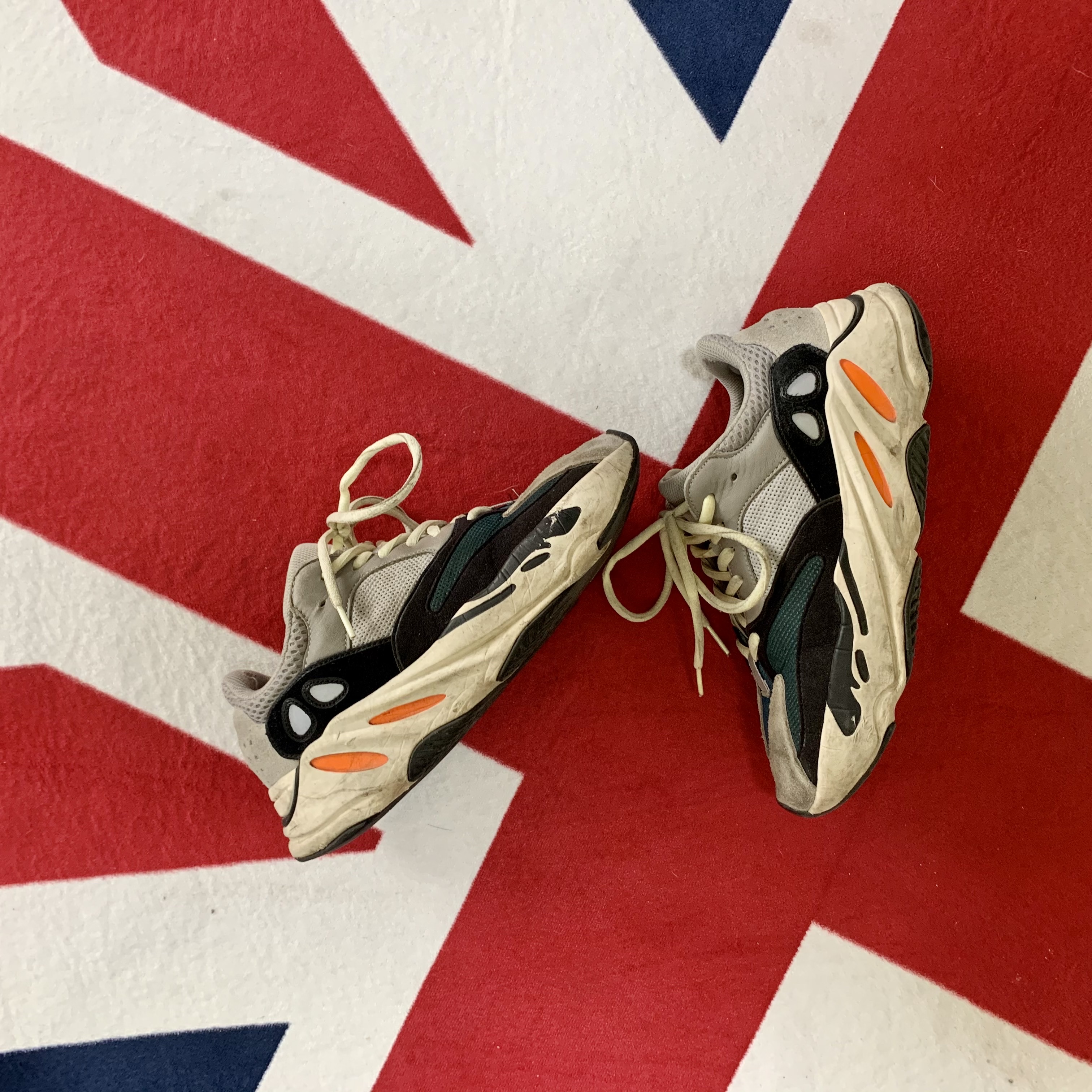 Adidas Yeezy Boost 700 Wave Runner Solid Grey 2017/2019 착용 스타일